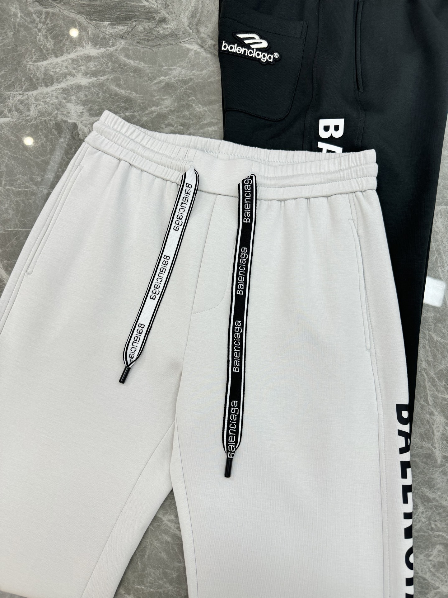 Balenciag*a巴黎25s新款休闲裤.直筒设计.运动休闲随意搭配.采用2025新款棉莫面料，亲肤舒