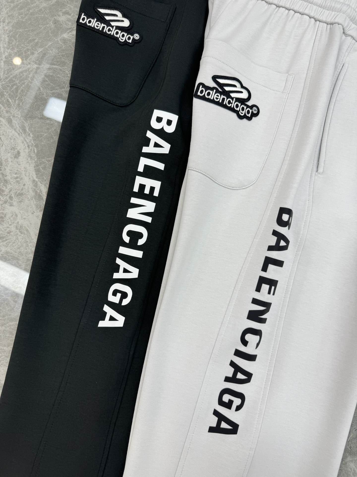 Balenciag*a巴黎25s新款休闲裤.直筒设计.运动休闲随意搭配.采用2025新款棉莫面料，亲肤舒