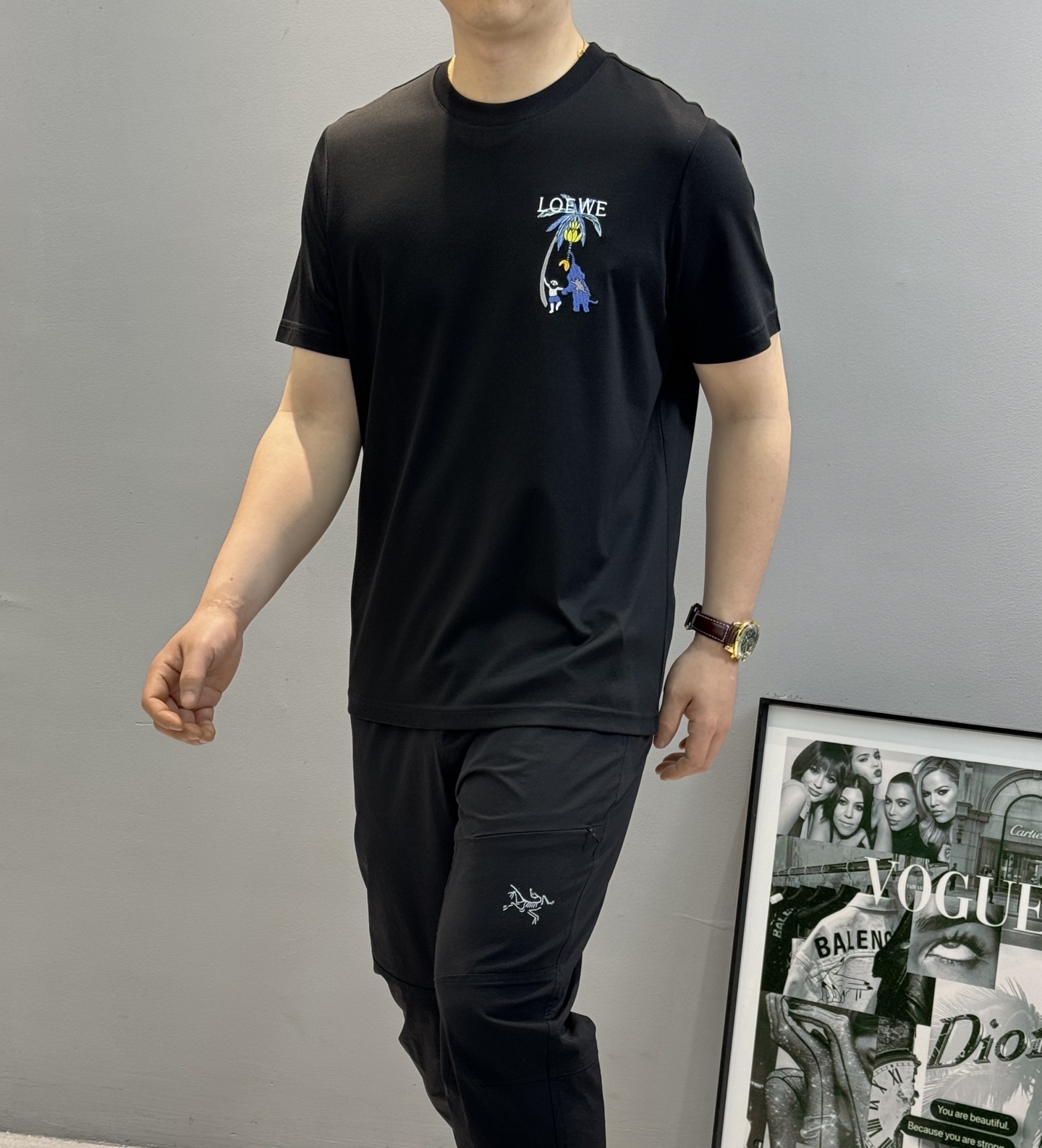 LOEW*罗意-威25s春夏新款圆领丝光短T. 悬垂感强！手感质感都极完美！最新品牌图形3D绣花设计.修