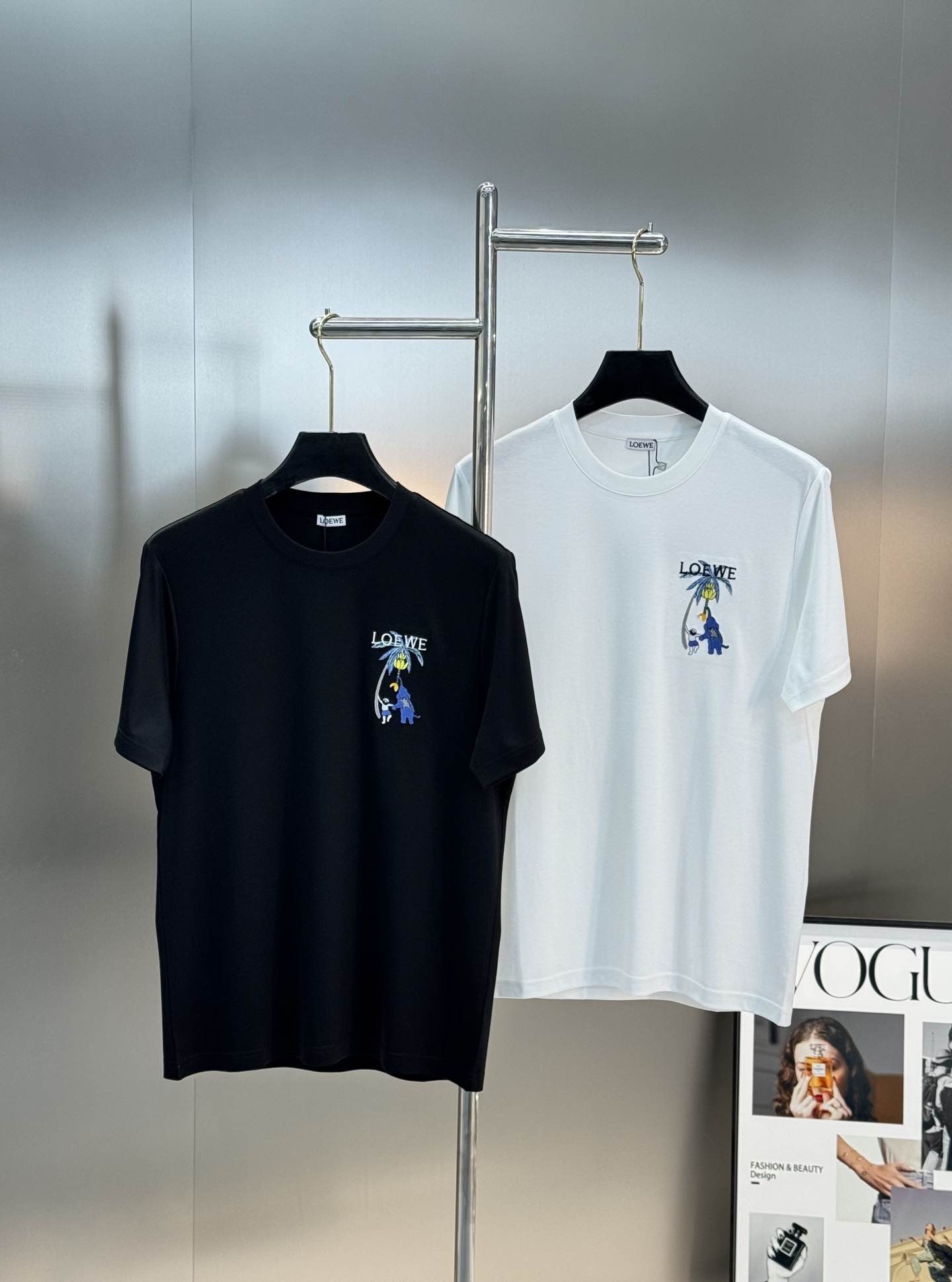 LOEW*罗意-威25s春夏新款圆领丝光短T. 悬垂感强！手感质感都极完美！最新品牌图形3D绣花设计.修