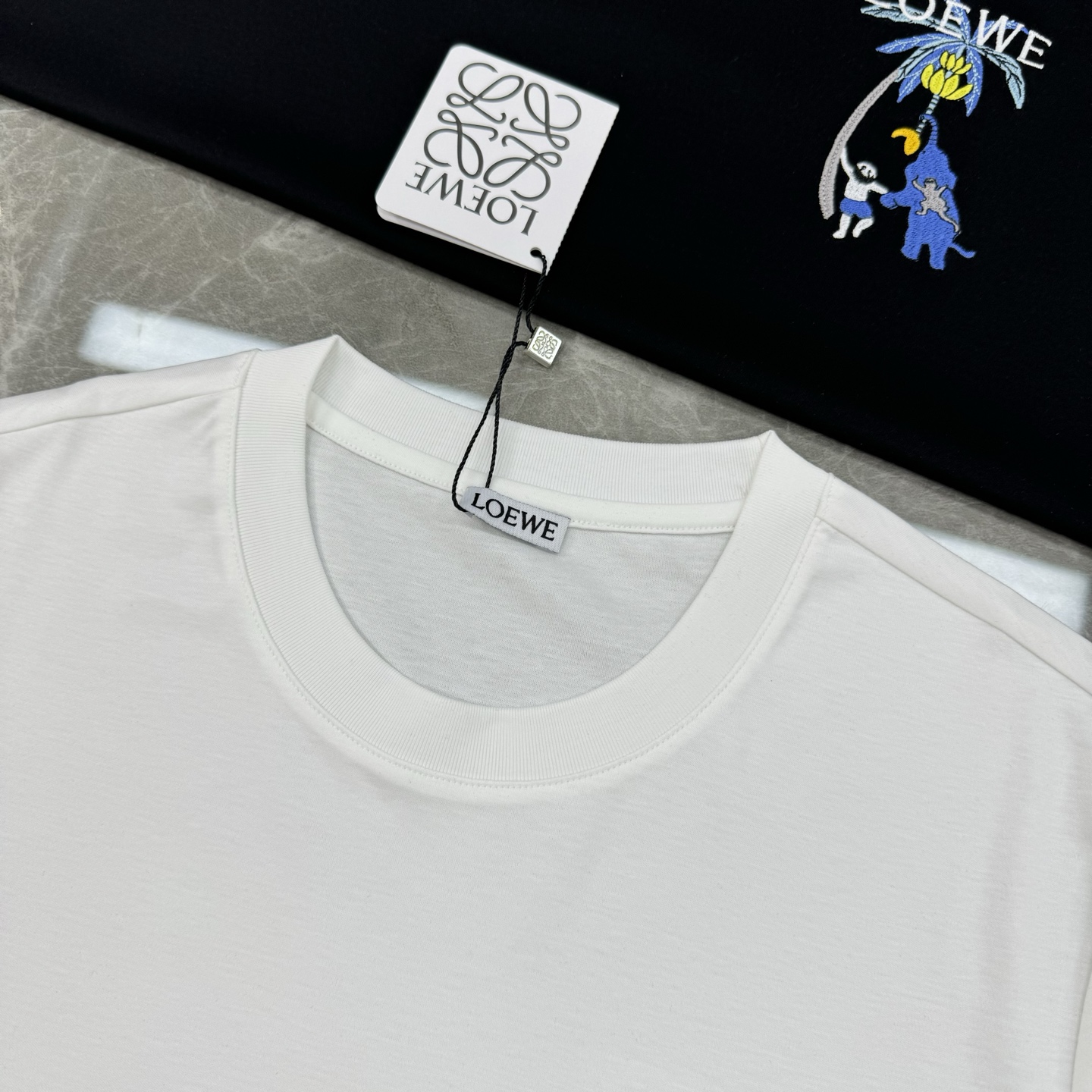LOEW*罗意-威25s春夏新款圆领丝光短T. 悬垂感强！手感质感都极完美！最新品牌图形3D绣花设计.修