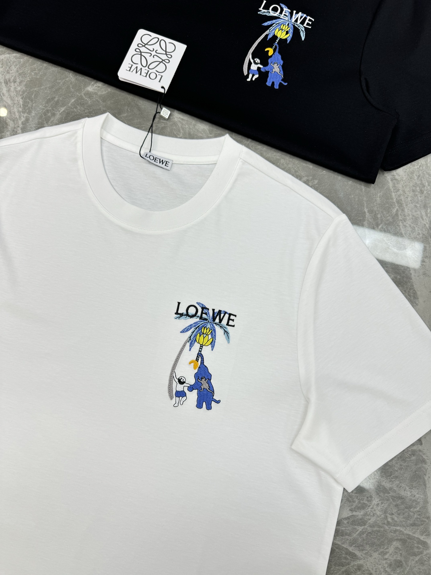 LOEW*罗意-威25s春夏新款圆领丝光短T. 悬垂感强！手感质感都极完美！最新品牌图形3D绣花设计.修