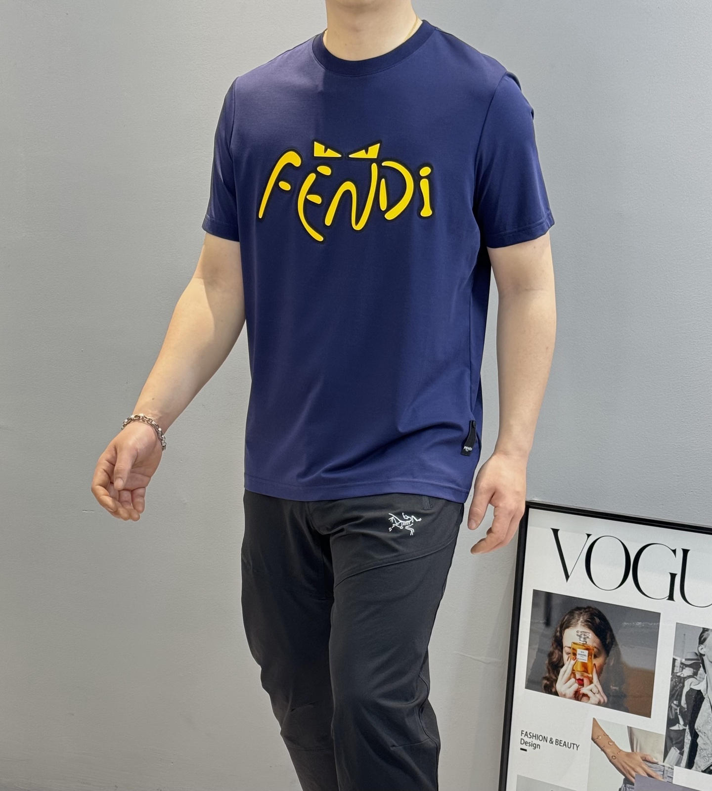 
        小怪兽！炸裂的代码。FEND*芬-迪25S春夏新款圆领T恤.经典小怪兽辨识度鲜明超级走
