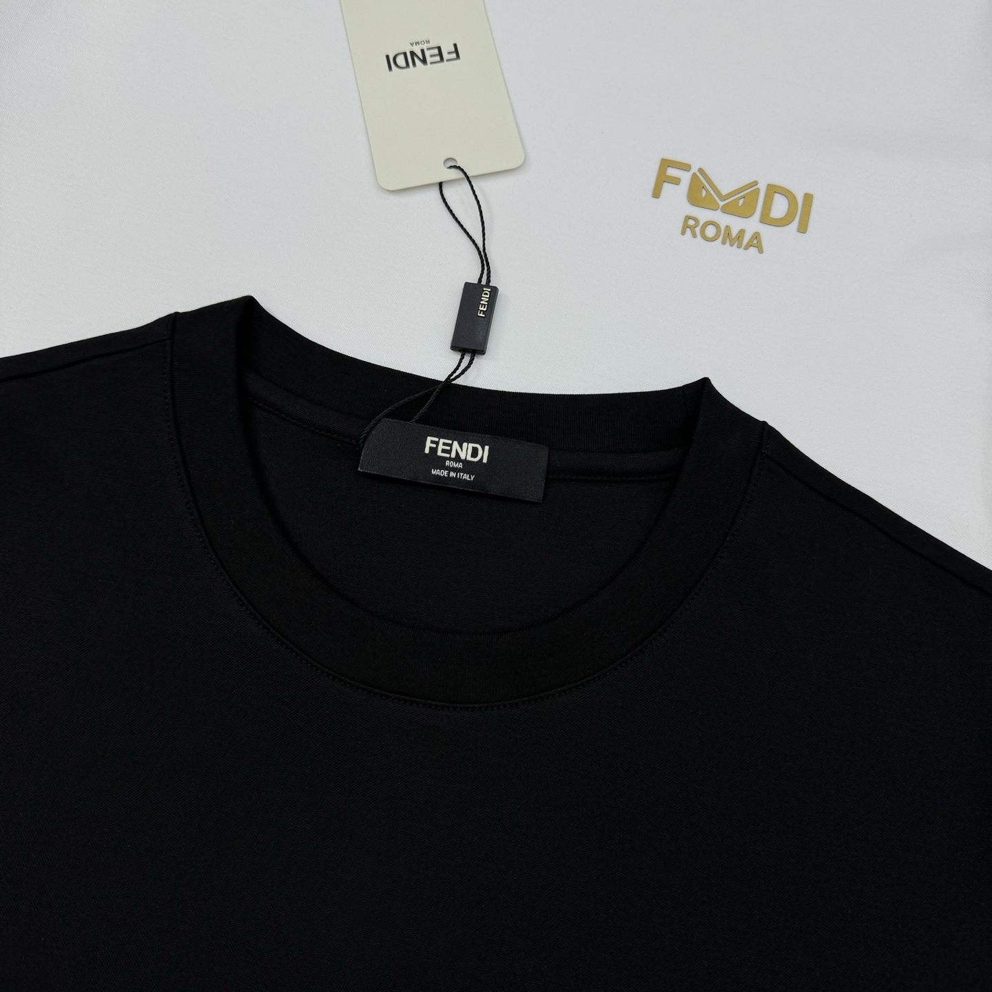 T恤FEND*I芬迪25春夏新款圆领短袖.经典FD小怪兽.高版本推荐～干净简单款式.胸前FEN DI字母