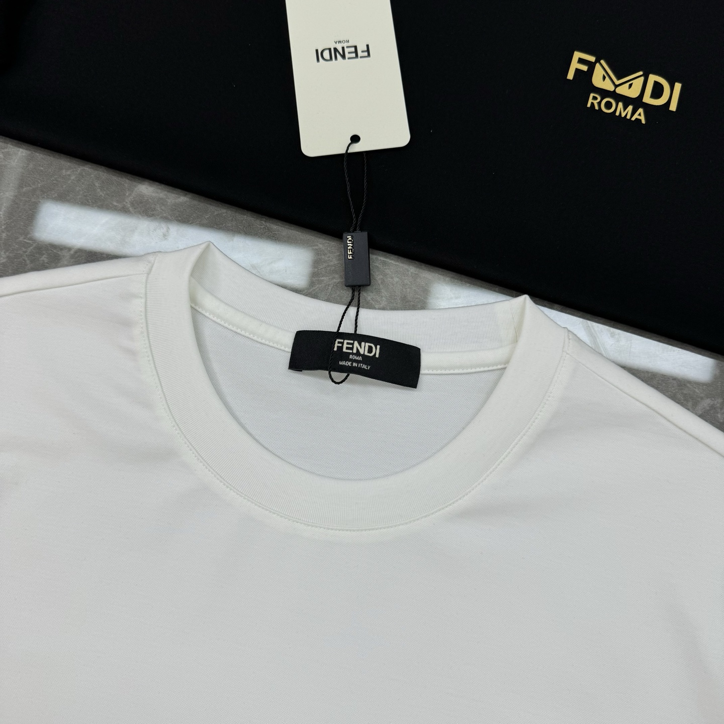 T恤FEND*I芬迪25春夏新款圆领短袖.经典FD小怪兽.高版本推荐～干净简单款式.胸前FEN DI字母