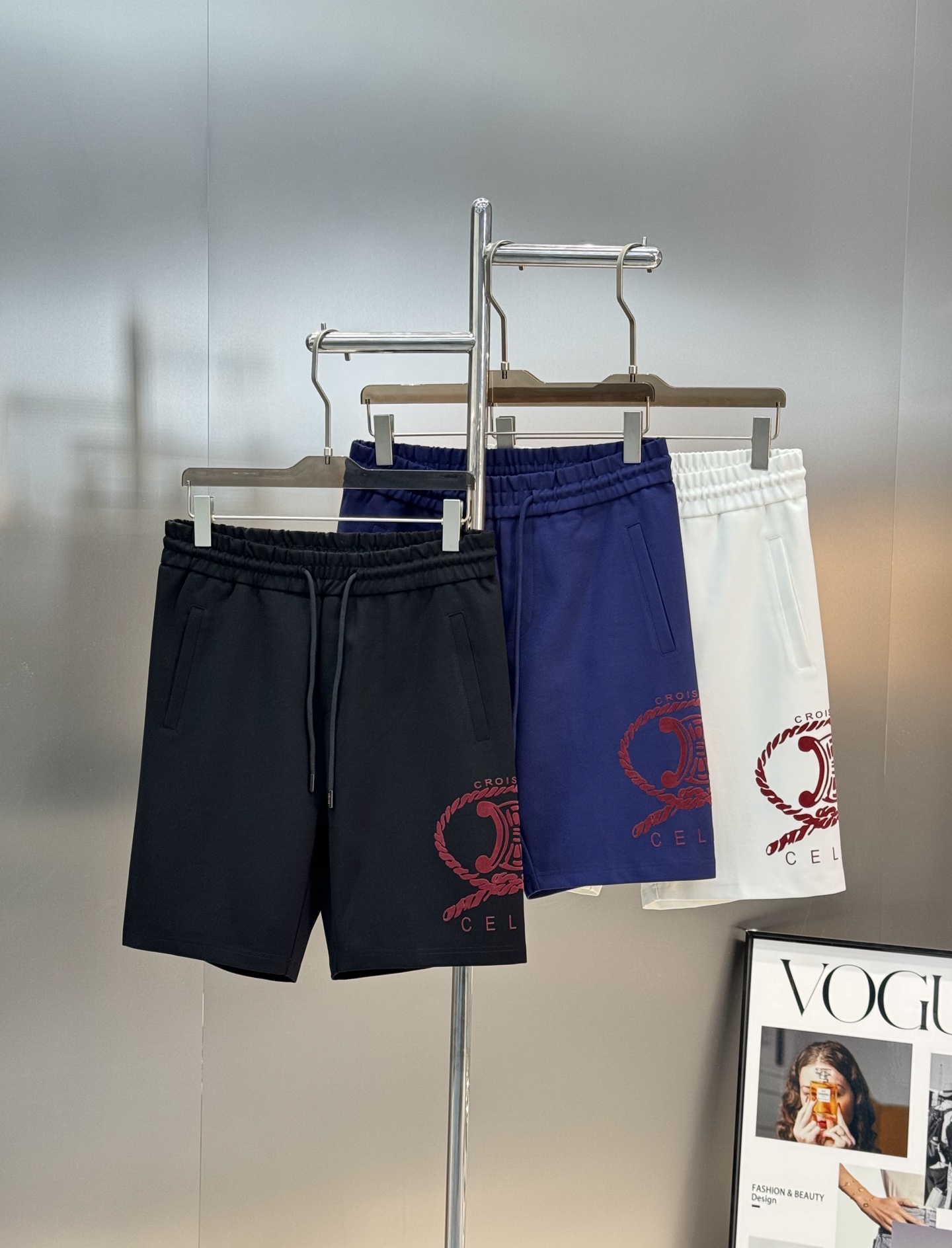 NO:522861,CELINE *25S spring and summer new round five-point shorts classic letters and brand graphic shapes are distinctive and heart-warming!  High-temperature hot painting three-dimensional velvet feel process. Side-side seamless three-dimensional cutting process!  Perfectly enrich everyone's visual sense!  Fashionable and beautiful!  The regular version has a great effect!  And it has super breathable performance!  A must-have item in men's wardrobe. Three-standard and high-end brocade cotton air-layer fabric. Comfortable and soft, quite wide and stylish!  Color white, black, dark blue, code number M-3XL/29-36 (S and 4Xl can be customized)/140 jin recommended L, celine, shorts, alexander wang19860909CELINE塞林*25S春夏新款圆五分短裤经典字母搭配品牌图形造型辨识度鲜明超级走心！高温烫画立体绒感工艺.侧身无缝立体裁剪工艺！完美的丰富大家的视觉感！时尚又好看！常规版型效果超赞！而且透气性能超强！男士衣橱里必备的单品.三标齐.高端锦棉空气层面料.舒适柔软.挺阔有型！颜色白色.黑色.深蓝.码数M-3XL/29-36（S和4Xl可订做）/140斤建议L,,celine,shorts,alexander wang,Men's clothing