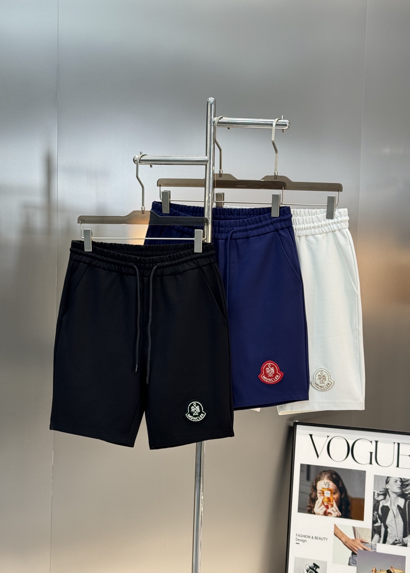 NO:522864,Moncle* 25s summer new five-point shorts. It can be matched with a T-shirt. It is the same as men and women!  The new embroidered hat is embroidered. It is colorful and not only age-reducing but also has a full sense of fashion. Customized high-end brocade cotton fabric is soft and breathable, skin-friendly and comfortable!  Three standard combinations. Original hardware. Classic and versatile in summer!  !  Color black. White. Dark blue. Number of code M-3XL/29-36 (S and 4XL can be customized)/140 jin recommended L, shorts, tees, t-shirt, hats, alexander wang19860909Moncle*蒙-口25s夏季新款五分短裤.可搭配T恤.男女同款！新款小帽子绣花设计.色彩丰富.不但减龄而且时尚感十足.订制高端锦棉面料,柔软透气 亲肤舒适！三标齐.原版五金.夏季经典百搭！！颜色黑色.白色.深蓝.码数M-3XL/29-36（S和4XL可定做）/140斤建议L,,shorts,tees，t-shirt,hats,alexander wang,Men's clothing