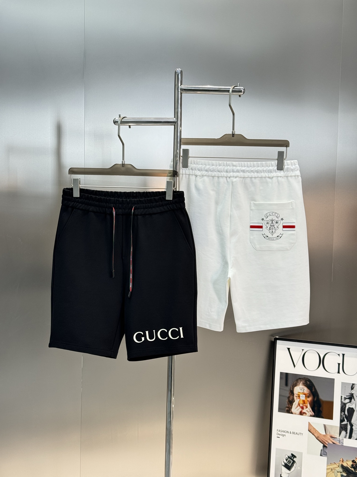 NO:522870,Short-sleeved shorts Gucc* Guqi 25s summer new five-point shorts can be matched in a complete set!  The visual experience is advanced!  Strong drape!  The texture is perfect!  The classic design of the new 25sLOGO perfectly enriches everyone's visual sense!  Fashionable and beautiful!  The regular version has a great effect!  The elastic waist is comfortable to wear. The original gucci red and green logo hanging rope is matched to increase the age-reducing feeling!  The fabric has super breathable performance!  A must-have item in men's wardrobe. Three-standard and high-end brocade cotton air-layer fabric. Comfortable and soft, quite wide and stylish!  Color white. Black. Number of code M-3XL/29-36 (S and 4Xl can be customized)/140 jin recommended L, gucci, shorts, T-shirt, alexander wang19860909短袖,短裤 Gucc*古齐25s夏季新款五分短裤可成套搭配！视觉感受超前！悬垂感强！手感质感都极完美！新款25sLOGO的经典设计完美的丰富大家的视觉感！时尚又好看！常规版型效果超赞！松紧腰头穿着舒适.原版gucci红绿标识吊绳搭配.增加减龄感！面料透气性能超强！男士衣橱里必备的单品.三标齐.高端锦棉空气层面料.舒适柔软.挺阔有型！颜色白色.黑色.码数M-3XL/29-36（S和4Xl可订做）/140斤建议L,,gucci,shorts,T-shirt,alexander wang,Men's clothing