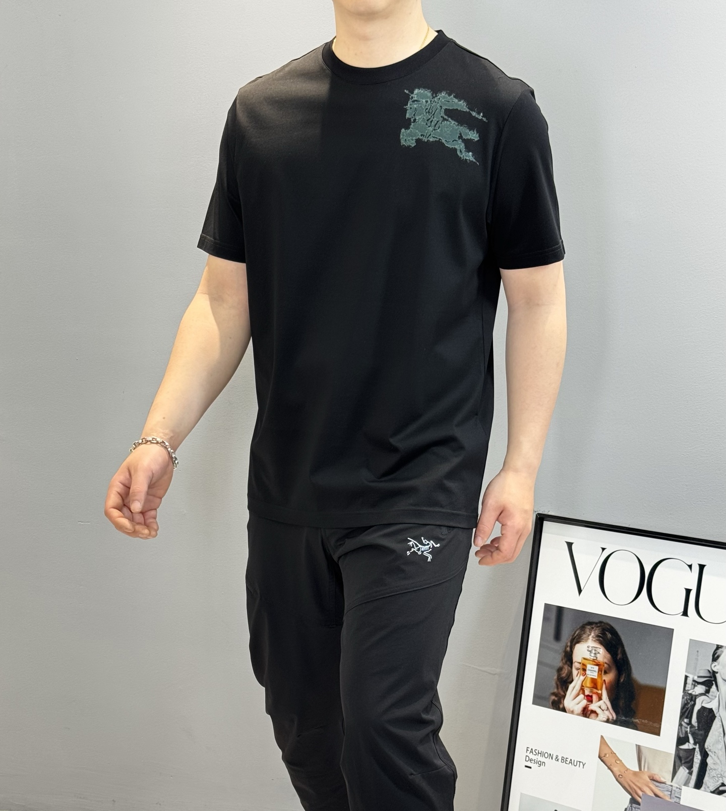 NO:464885,BBR*Babao-Li 25s new original single T. Spring and summer are coming~ The favorite style of mature men!  Very urban style ~ classic three-dimensional hot painting technique of war horses on the chest and shoulders. Contrasting green and contrasting yellow are presented. Full of high-end feeling!  Three standard sizes. Customized 190g heavy mercerized cotton texture. Comfortable, soft, breathable, good color white. Black. Size M-3XL (S and 4Xl can be customized) slim fit style!  /140 jin suggest L, burberry, alexander wang19860909BBR*巴宝-莉25s新款原单T.春夏来袭～轻熟男最爱款式！非常都市风～胸前肩膀部位经典战马立体烫画工艺.撞色绿撞色黄呈现.高级感满满！三标齐.订制190克重丝光棉质地.舒适柔软透气性好颜色白色.黑色.码数M-3XL（S和4Xl可订做）修身版型！/140斤建议L,,burberry,alexander wang,Men's clothing