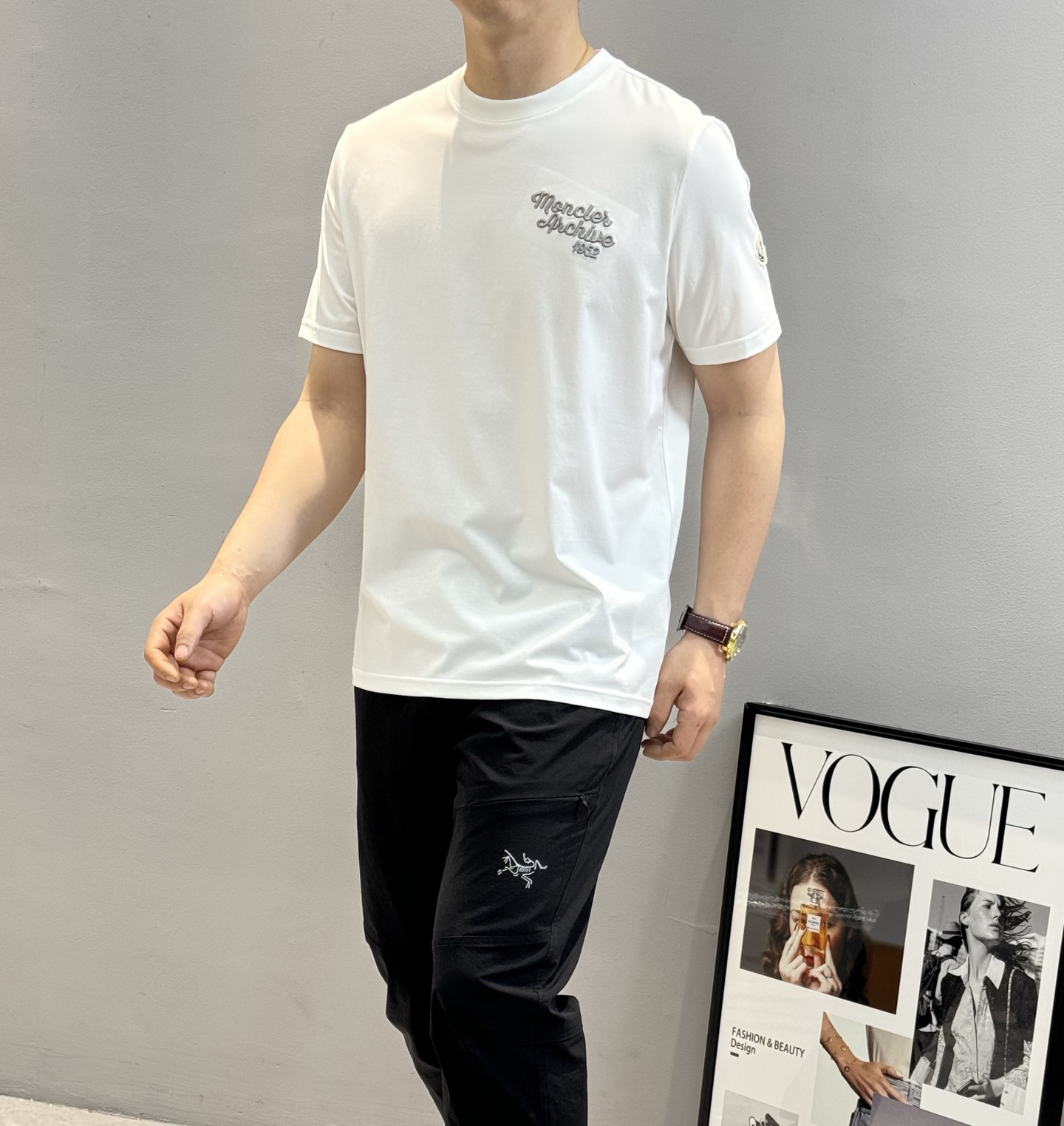 NO:162104,MONCL Meng*25s new round neck T-shirt. Produced by OEM!  !  This base shirt is framed with the basic style. The chest is made of brand letter embroidery, and the details play a crucial role in the overall matching. The cuffs are classic small hat embroidery. It adds a lot of eye-catchingness, like the finishing touch, and the pattern is very three-dimensional and stylish. It uses 220g modal long velvet cotton fabric. The upper body is comfortable and skin-friendly, cool and pleasant. The color is black and white. The size M-3XL (customized for S and 4XL) slim fit style!  175/145 jin suggests XL, christian louboutin,tees,t-shirt,hats,alexander wang19860909MONCL 蒙*25s新款圆领T恤.代工出品！！此款打底衫以基础的版型为框架.胸口采用品牌字母刺绣工艺,细节为整体搭配起到至关重要的作用,袖口经典小帽子绣花造型.增添了不少吸睛度,犹如画龙点睛般完美,图案非常立体有型,采用220g莫代尔长绒棉面料,上身穿着舒适亲肤,凉爽宜人.颜色黑色.白色.码数M-3XL（S和4XL可定做）修身版型！175/145斤建议XL,,christian louboutin,tees，t-shirt,hats,alexander wang,Men's clothing