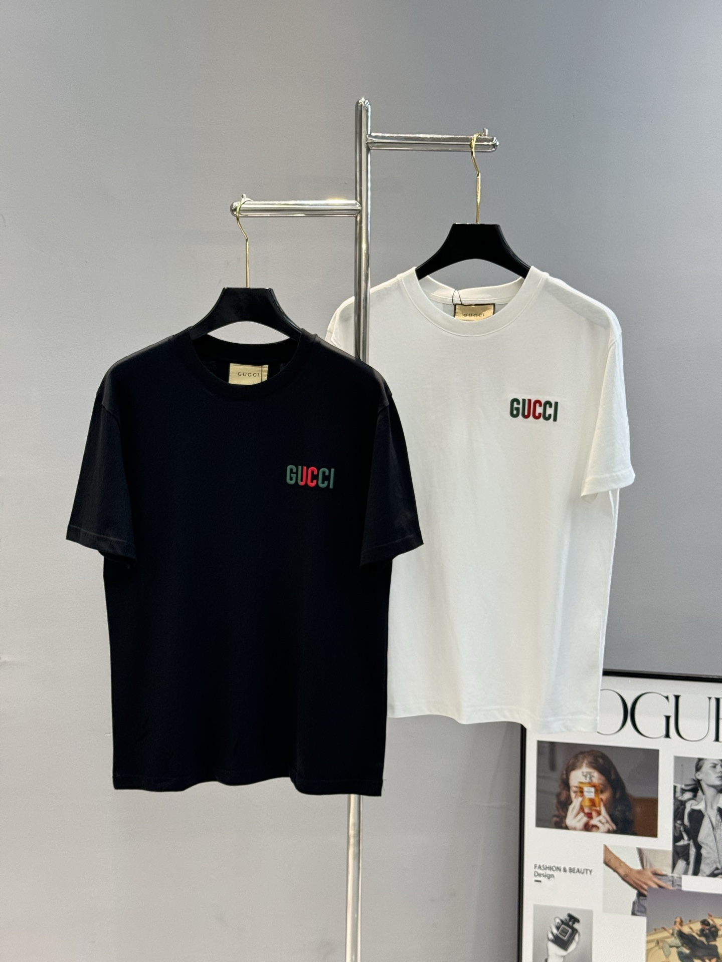 NO:162100,GUCCI Guqi 25s spring and summer new T-shirt. The same style as men and women!  The front element of the T-shirt is Gucci three-dimensional embroidered. The neckline is threaded with double needles, which is extremely restored!  Young and energetic and casual. The classic Gucci red and green stripes on the back are painted. Three are in line!  Color black. White. Number of code M-3XL (175/140 jin recommended L), gucci,tees, t-shirt, alexander wang19860909GUCCI古齐25s春夏新品T恤.男女同款！T恤前幅元素Gucci立体绣花.领口采用双针走线,还原度极高！年青活力又休闲.后背经典Gucci红绿条烫画.三标齐！颜色黑色.白色.码数M-3XL（175/140斤建议L）,,gucci,tees，t-shirt,alexander wang,Men's clothing