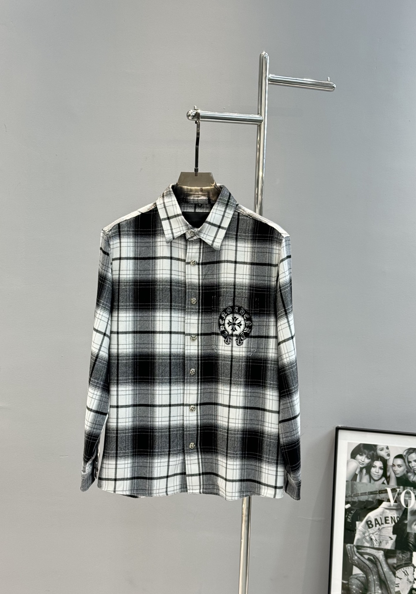 NO:162088,Chrome Hearts* 25s new shirt jacket!  The same style for men and women!  Classic plaid shape, Croxin logo design on chest, color matching, essential style for trendy people. Customized plaid cotton fabric, comfortable and soft, moderate weight and excellent drape. That is high-end!  The rate of looking back is high!  The original custom three-standard product is complete, and it is a must-have item for trendy men!  Color grid. European code S-XL (175/140 jin recommended M), chrome hearts, chrome hearts, jackets & coats,shirts, alexander wang19860909Chrome Hearts*克罗心25s新品衬衫外套！男女同款！经典格子造型.胸前克罗心标识设计.色彩搭配潮人必备款推荐.定制格子棉质面料.舒适柔软.适中的重量与极佳的垂坠感.即高级！又回头率高！原版定制三标齐全,潮男必备单品！颜色格子.欧码S-XL（175/140斤建议M）,,chrome hearts,chrome hearts,jackets & coats,shirts,alexander wang,Men's clothing