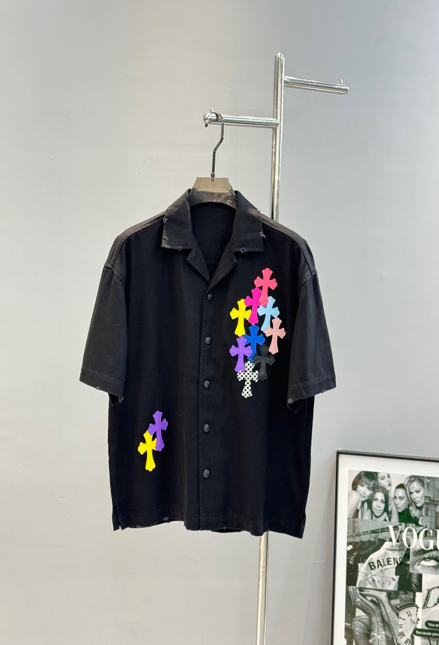 NO:162085,Chrome Hearts* 25s new denim lapel short sleeves. The same style as men and women!  Croxin logo leather embroidery design on the chest and back. Original button hardware. The color matching must-have style for trendy people. Customized washing fabrics are comfortable and soft. Moderate weight and excellent drape. That is high-end!  The rate of looking back is high!  The original custom three-standard product is complete, and it is a must-have item for trendy men!  Color black. European code S-XL (175/140 jin recommended M), chrome hearts, chrome hearts, T-shirt, alexander wang19860909Chrome Hearts*克罗心25s新品牛仔翻领短袖.男女同款！胸前及后背克罗心标识皮绣花设计.纽扣原版五金.色彩搭配潮人必备款推荐.定制水洗面料,舒适柔软.适中的重量与极佳的垂坠感.即高级！又回头率高！原版定制三标齐全,潮男必备单品！颜色黑色.欧码S-XL（175/140斤建议M）,,chrome hearts,chrome hearts,T-shirt,alexander wang,Men's clothing