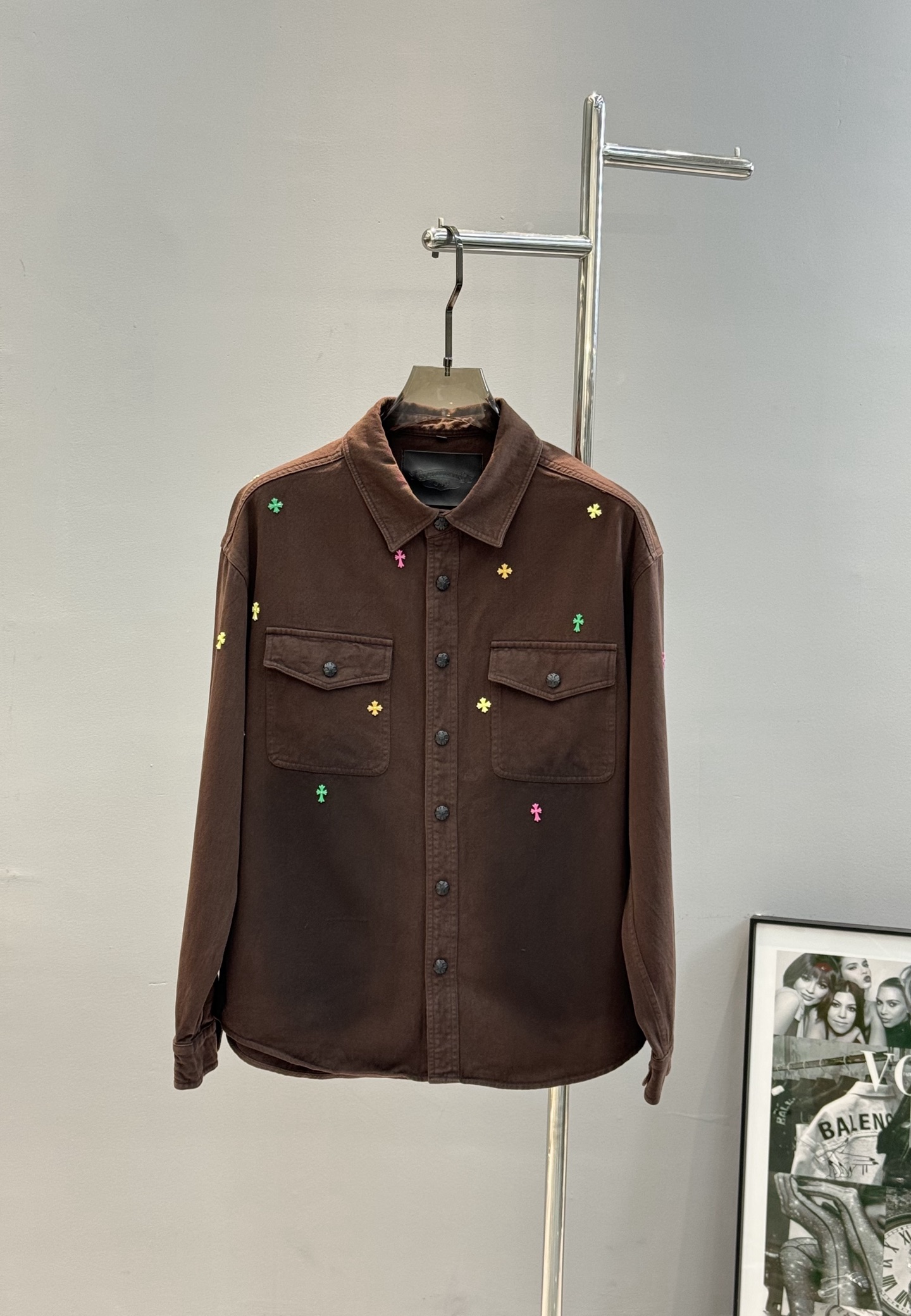 NO:162082,Chrome Hearts* 25s new denim jacket!  The same style for men and women!  Croxin logo embroidery design. Three-dimensional original hardware. A must-have for fashionable people. Customized washing fabrics, comfortable and soft. Moderate weight and excellent drape. That is high-end!  The rate of looking back is high!  The original custom three-standard product is complete, and it is a must-have item for trendy men!  Color brown. Black. European code S-XL (175/140 jin recommended M), chrome hearts, chrome hearts, jackets & coats, alexander wang19860909Chrome Hearts*克罗心25s新品牛仔外套！男女同款！克罗心标识绣花设计.满身立体原版五金.色彩搭配潮人必备款推荐.定制水洗面料,舒适柔软.适中的重量与极佳的垂坠感.即高级！又回头率高！原版定制三标齐全,潮男必备单品！颜色咖色.黑色.欧码S-XL（175/140斤建议M）,,chrome hearts,chrome hearts,jackets & coats,alexander wang,Men's clothing