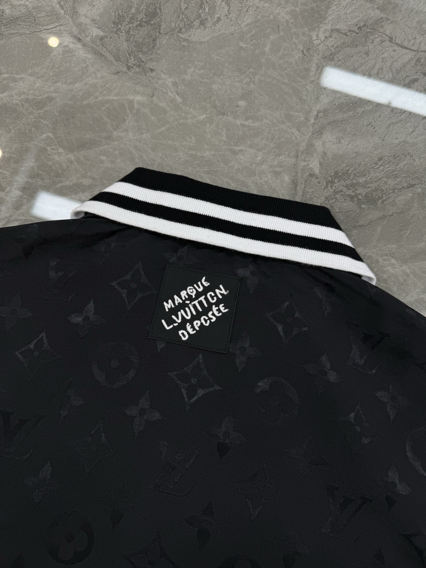 短袖 短裤
驴牌*25s波纹提花桑蚕丝套装.翻领➕短裤.桑蚕丝面料制成，其天然的亲和性与人体肌肤完美契合