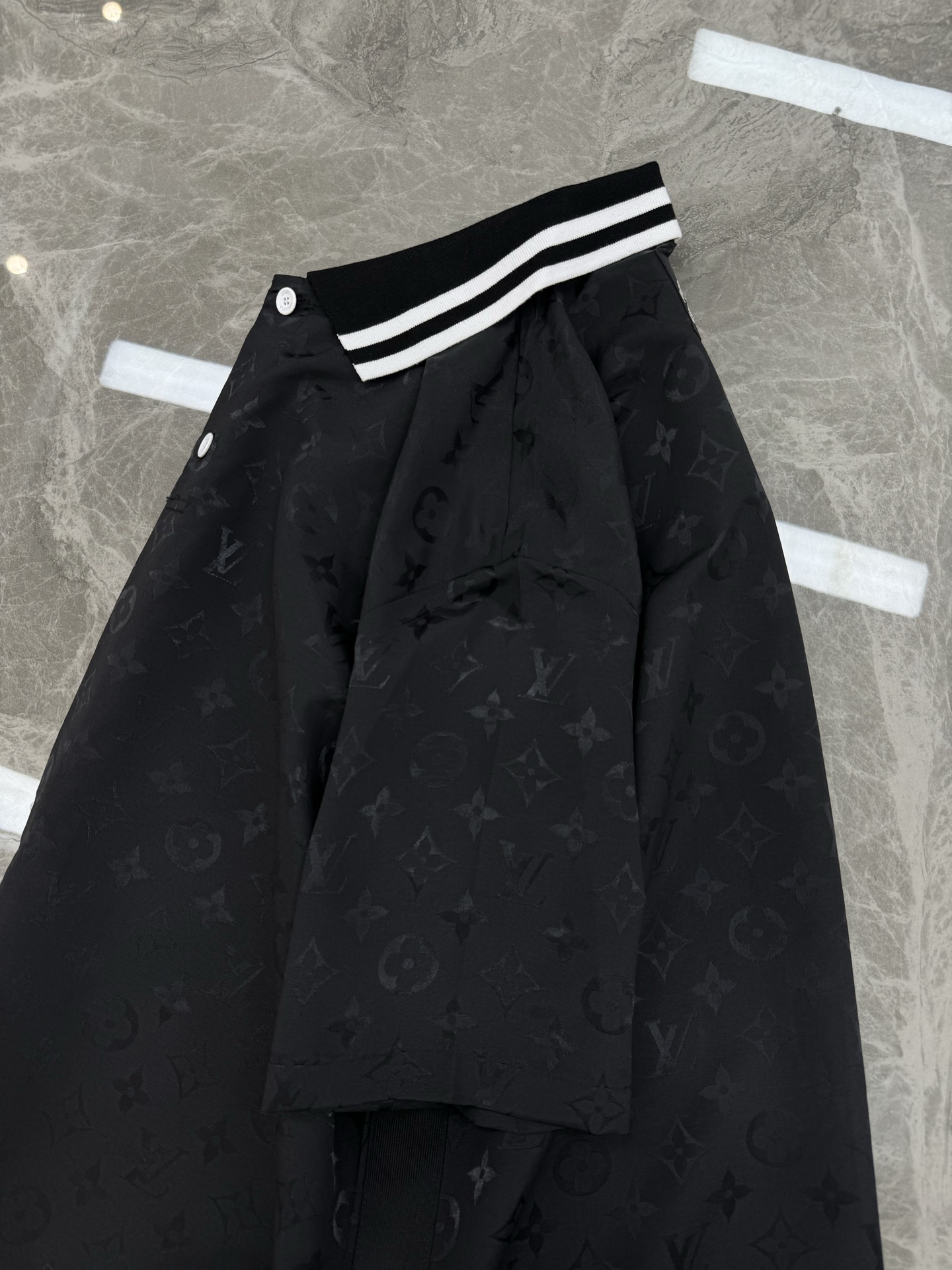 短袖 短裤
驴牌*25s波纹提花桑蚕丝套装.翻领➕短裤.桑蚕丝面料制成，其天然的亲和性与人体肌肤完美契合
