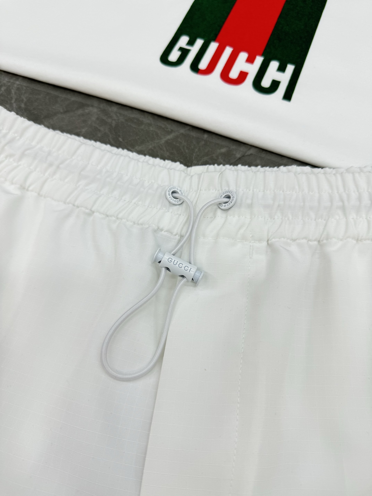 短袖 短裤
GUCCI古齐25s春夏新品T恤➕短裤🩳专柜同步！T恤前幅元素印花.领口采用双针走线，还原度