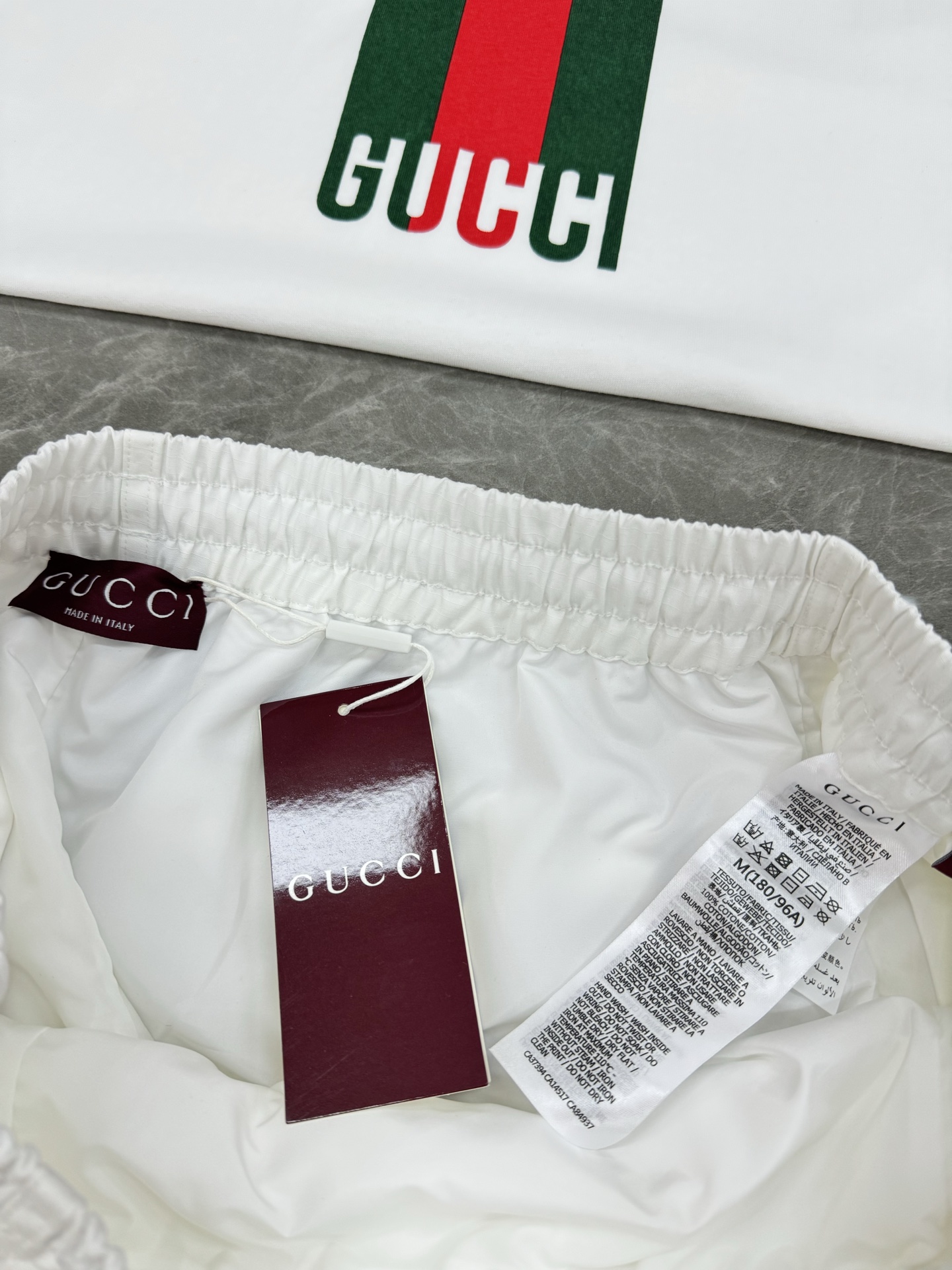短袖 短裤
GUCCI古齐25s春夏新品T恤➕短裤🩳专柜同步！T恤前幅元素印花.领口采用双针走线，还原度