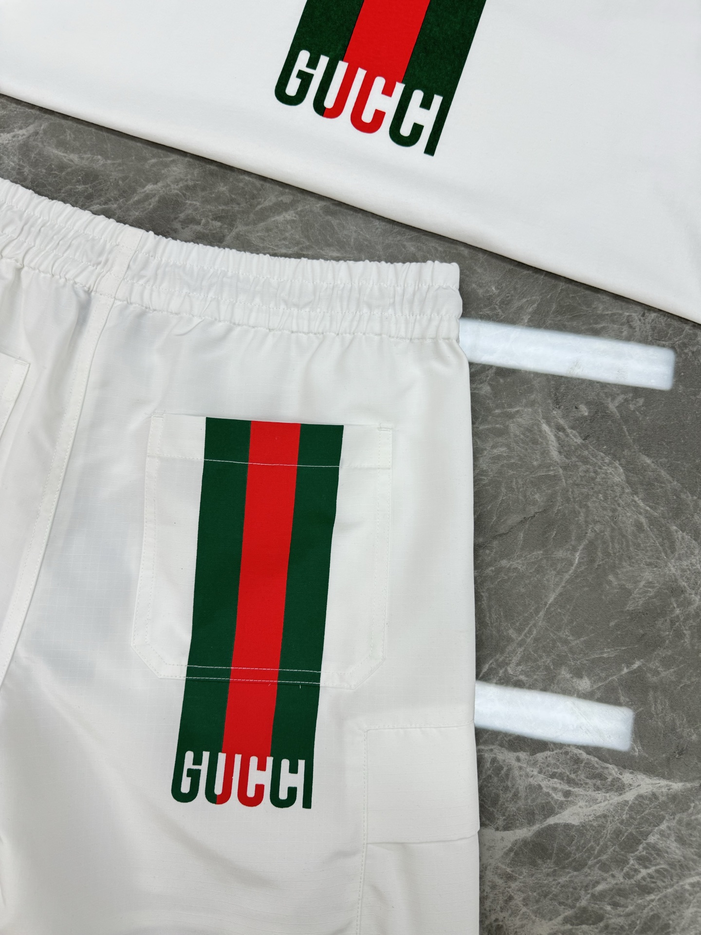 短袖 短裤
GUCCI古齐25s春夏新品T恤➕短裤🩳专柜同步！T恤前幅元素印花.领口采用双针走线，还原度