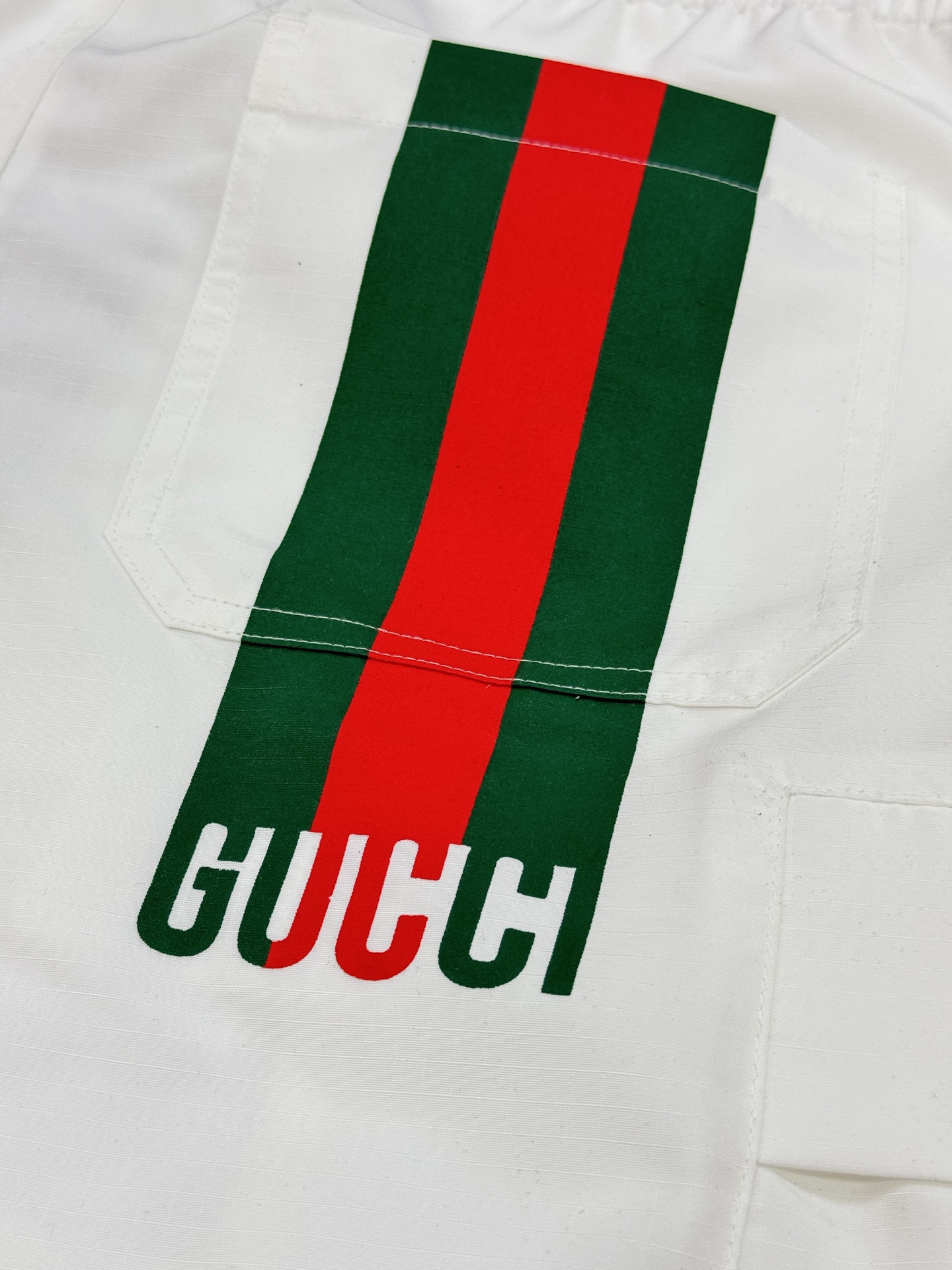 短袖 短裤
GUCCI古齐25s春夏新品T恤➕短裤🩳专柜同步！T恤前幅元素印花.领口采用双针走线，还原度