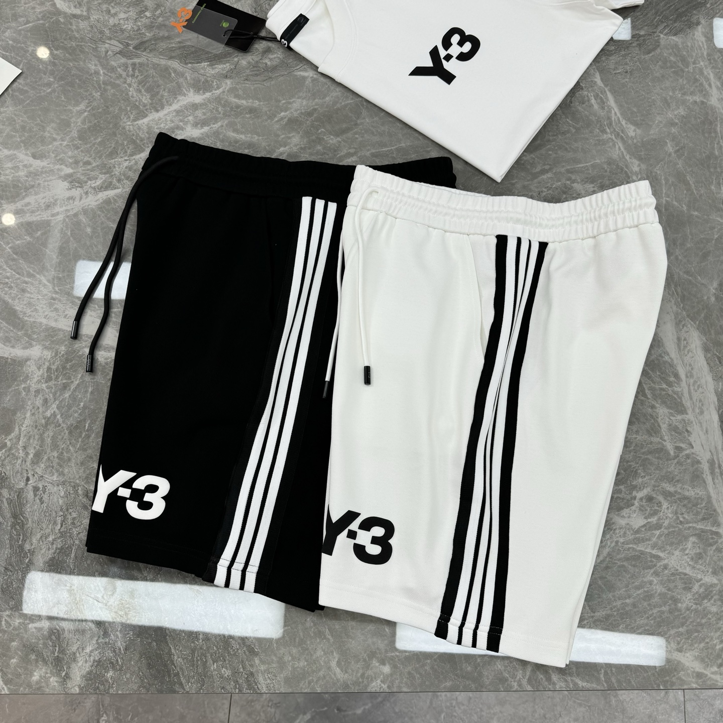 NO:522885,Y-3*Yamamoto Yoshi's super high-quality products' 2025s new sports tensile shorts for men and women! Casual sports style. Y3 new series cleverly integrates striped webbing into sportswear design, shaping a series of sports style items full of retro style. It highlights the exquisite style. It is preferred to import high gram weight 100% silk cotton fabric with thick and dense feel! Color black and white. Number of codes M-3XL (S can be customized)/145 jin recommended L, shorts, alexander wang19860909Y-3*山本耀司超高品”2025s新款运动天丝五分短裤男女同款！休闲运动风格.y3新推系列将条纹织带巧妙融入运动装设计,塑就一系列充满复古风情的运动风单品.彰显精致格调.优选进口高克重百分百天丝棉面料且手感厚实绵密！颜色黑色.白色.码数M-3XL（S可订做）/145斤建议L,,shorts,alexander wang,Men's clothing