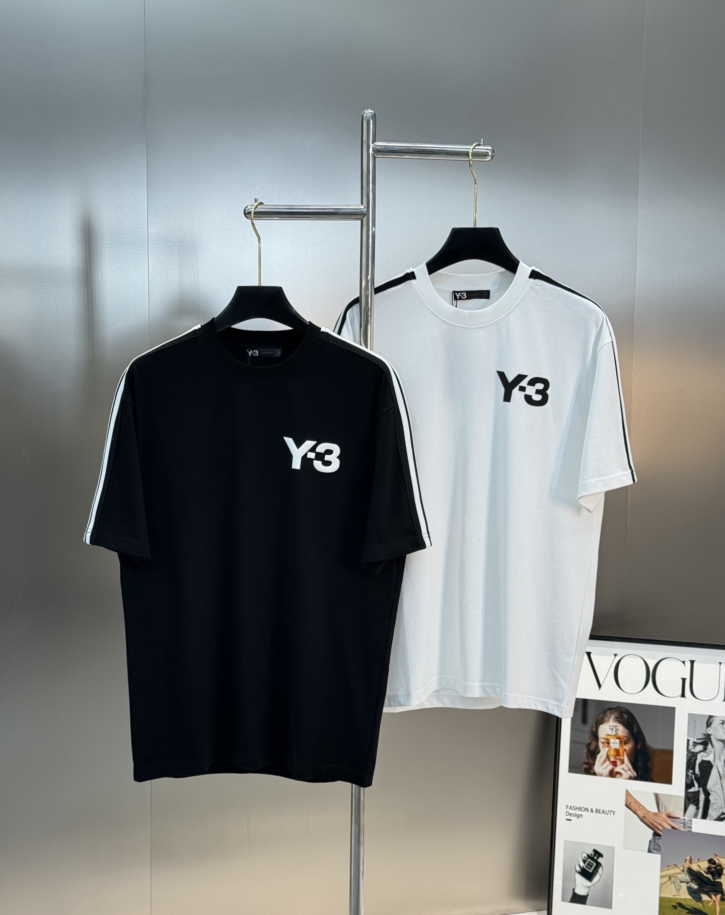 NO:522882,Y-3*Yamamoto Yoshi's super high-quality 2025s new sports and casual T-shirt. Men and women's style! Casual sports style. Y3 new series cleverly integrates striped webbing into sportswear design, shaping a series of sports style items full of retro style. Showing exquisite style. It is preferred to have 280g pure cotton fabric. Soft and comfortable! Three standards! Color black and white. Number of codes M-3XL (S can be customized)/145 jin recommended L, tees, t-shirt, alexander wang19860909Y-3*山本耀司超高品”2025s新款运动休闲T恤.男女同款！休闲运动风格.y3新推系列将条纹织带巧妙融入运动装设计,塑就一系列充满复古风情的运动风单品.彰显精致格调.优选280g纯棉面料.柔软舒适！三标齐！颜色黑色.白色.码数M-3XL（S可订做）/145斤建议L,,tees，t-shirt,alexander wang,Men's clothing