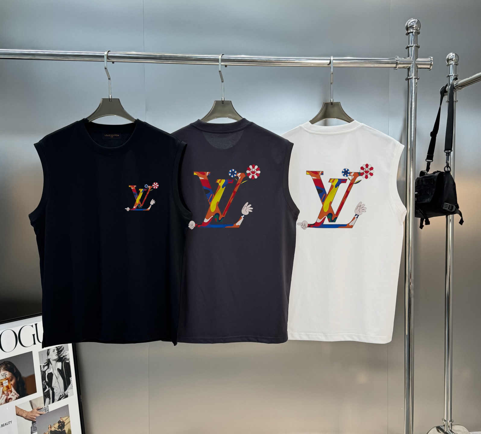 NO:162108,Donkey brand *25ss new ice cotton vest for men and women!  Available for matching sets!  The new season and new launch series cleverly incorporates the logo into the design, shaping a series of sports style items full of retro style. On this versatile T-shirt, a pattern with a hint of nostalgia is presented in the body in a low-key manner. The original version is preferred to develop 240g ice cotton plain fabric, which is cool and comfortable. The upper body is wide and comfortable, and the outside and the inside are matched casually!  Color black, white, gray, S-3XL micro-expanded version!  (175/jin recommended L),,louis vuitton,tees,t-shirt,alexander wang19860909驴牌*25ss新款冰棉背心男女同款！可搭配套装！新季新推系列将标识巧妙融入设计,塑就一系列充满复古风情的运动风单品.在这款百搭t恤上,带着一丝怀旧意蕴的图案低调呈现于衣身,优选特定原版开发240g冰棉平纹面料,凉爽舒适.上身挺阔舒适度佳,外穿内搭随意搭配！颜色黑色.白色.灰色.码数S-3XL微扩版型！（175/斤建议L）,,louis vuitton,tees，t-shirt,alexander wang,Men's clothing