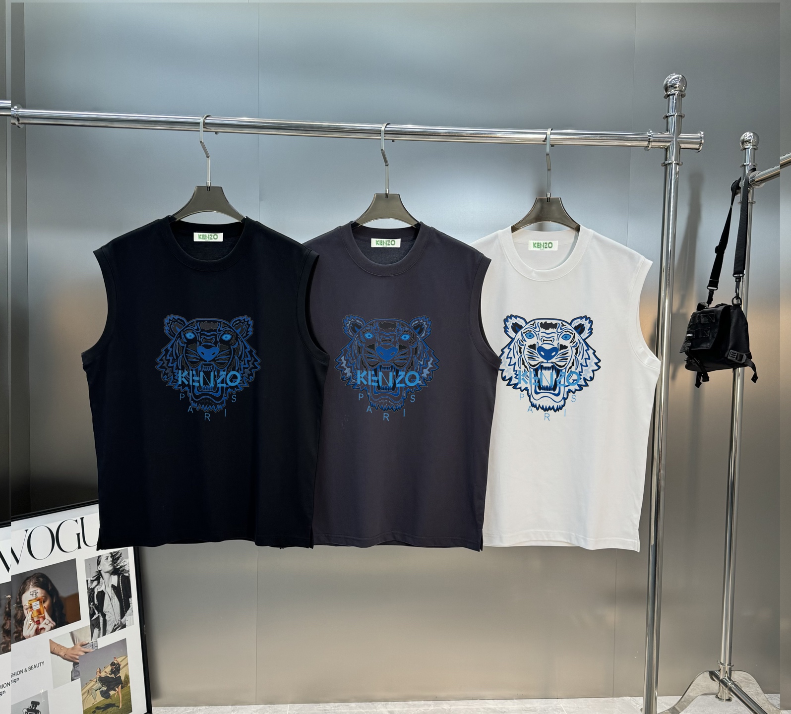 NO:162097,KENZ* Takata*3 2025 spring and summer new vest for men and women ~ the latest new tiger head style recommendation. The new product after inheriting classic works is more three-dimensional and has a new tiger head pattern printing design on the chest!  Customized 240g ice cotton fabric. If you like it, hurry up and buy it!  First-in, first served!  Color white, black, gray, S-3XL micro-expanded version!  (175/145 Suggested L),,alexander wang19860909KENZ*高田*三2025春夏新品背心男女同款～最新虎头新款推荐.传承经典著作改良后的新品更加的具有立体感官,胸前新款虎头图案印花设计！定制240g冰棉面料.有喜欢赶紧入手吧！先入先得！颜色白色.黑色.灰色.码数S-3XL微扩版型！（175/145建议L）,,alexander wang,Men's clothing