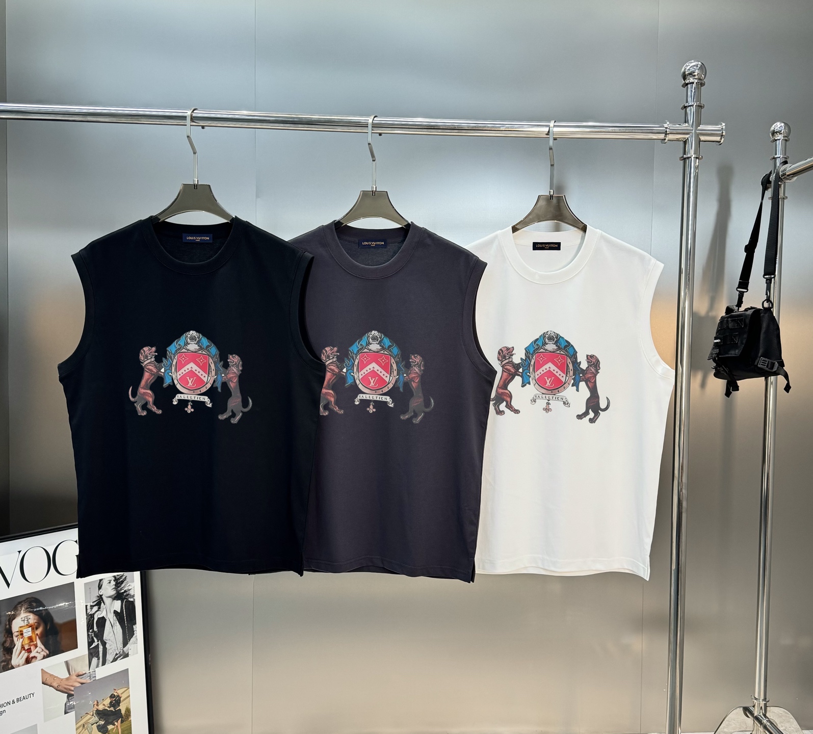 NO:162101,Donkey brand*2025s new ice cotton T-shirt. Summer color series - chest brand logo print pattern. Handsome and fashionable, simple and versatile. 240g ice cotton fabric. Not only is it crisp, maintains a fashionable silhouette, but also comfortable to wear, the yarn weaving is more delicate, the color is black, white, gray, and the code number S-3XL micro-expanded style!  (175/145 jin recommended L), louis vuitton,tees,t-shirt,alexander wang19860909驴牌*2025s新品冰棉T恤.夏天色彩系-胸前品牌logo印花图案.帅气时尚,简约百搭款.240g冰棉面料.不仅挺括,保持潮流的廓形,又穿着舒适,纱织更细腻,颜色黑色.白色.灰色.码数S-3XL微扩版型！（175/145斤建议L）,,louis vuitton,tees，t-shirt,alexander wang,Men's clothing