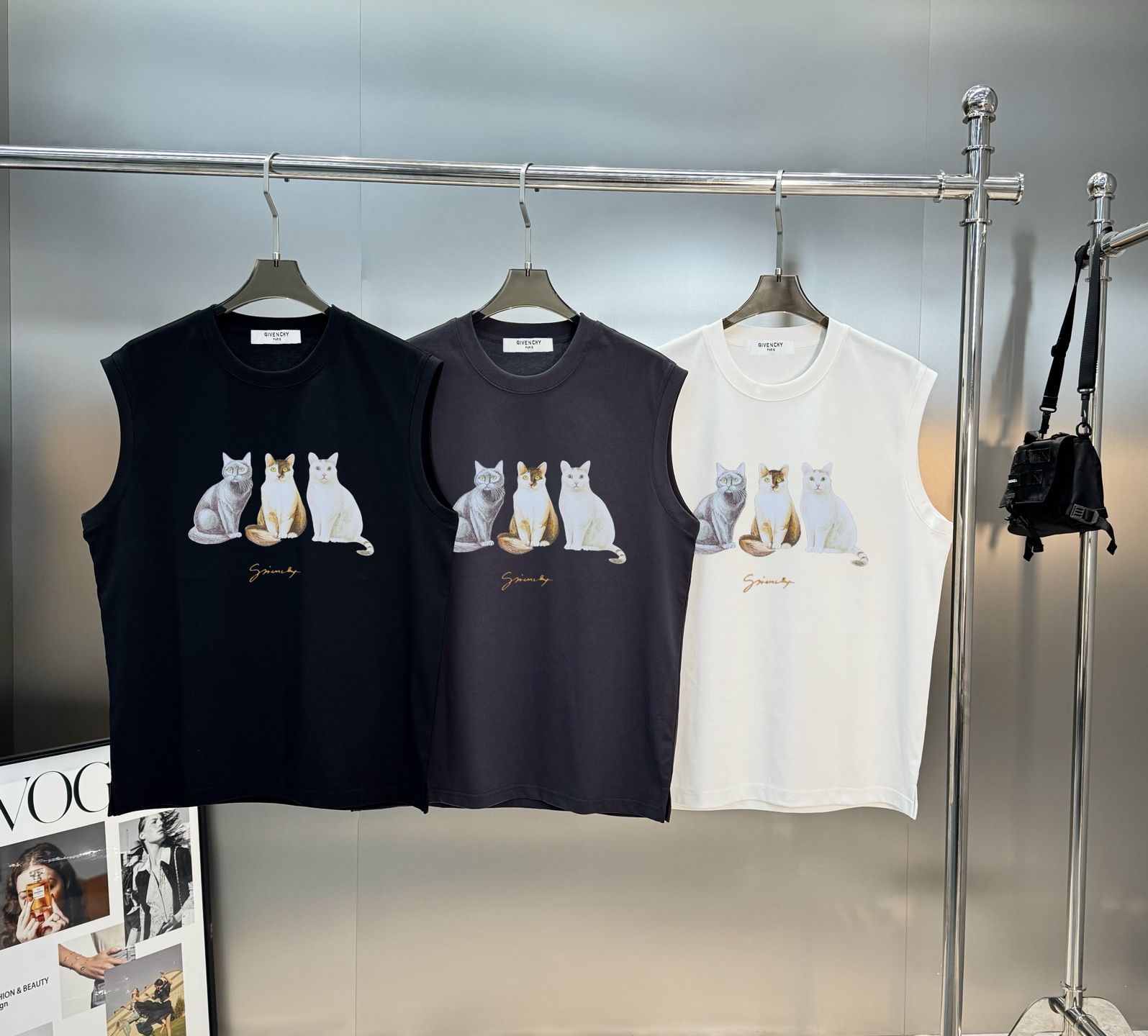 NO:162099,Givench* Givench 25s new ice cotton vest is preferred 240 ice cotton fabric with comfortable and drooping feel!  Fresh and breathable!  The signature Givenchy logo on the chest is a high-temperature hot-skinning process for cats and small trumpets. Color is black, white, gray, and S-3XL micro-expanded version!  (175/145 jin recommended L), given , given , given , given , alexander wang19860909Givench*纪梵希25s新款冰棉背心优选240冰棉面料舒适有垂感！冰爽透气！胸前猫咪和小号签名式Givenchy logo高温烫画工艺. 颜色黑色.白色.灰色.码数S-3XL微扩版型！（175/145斤建议L）,,givenchy,givenchy,alexander wang,Men's clothing