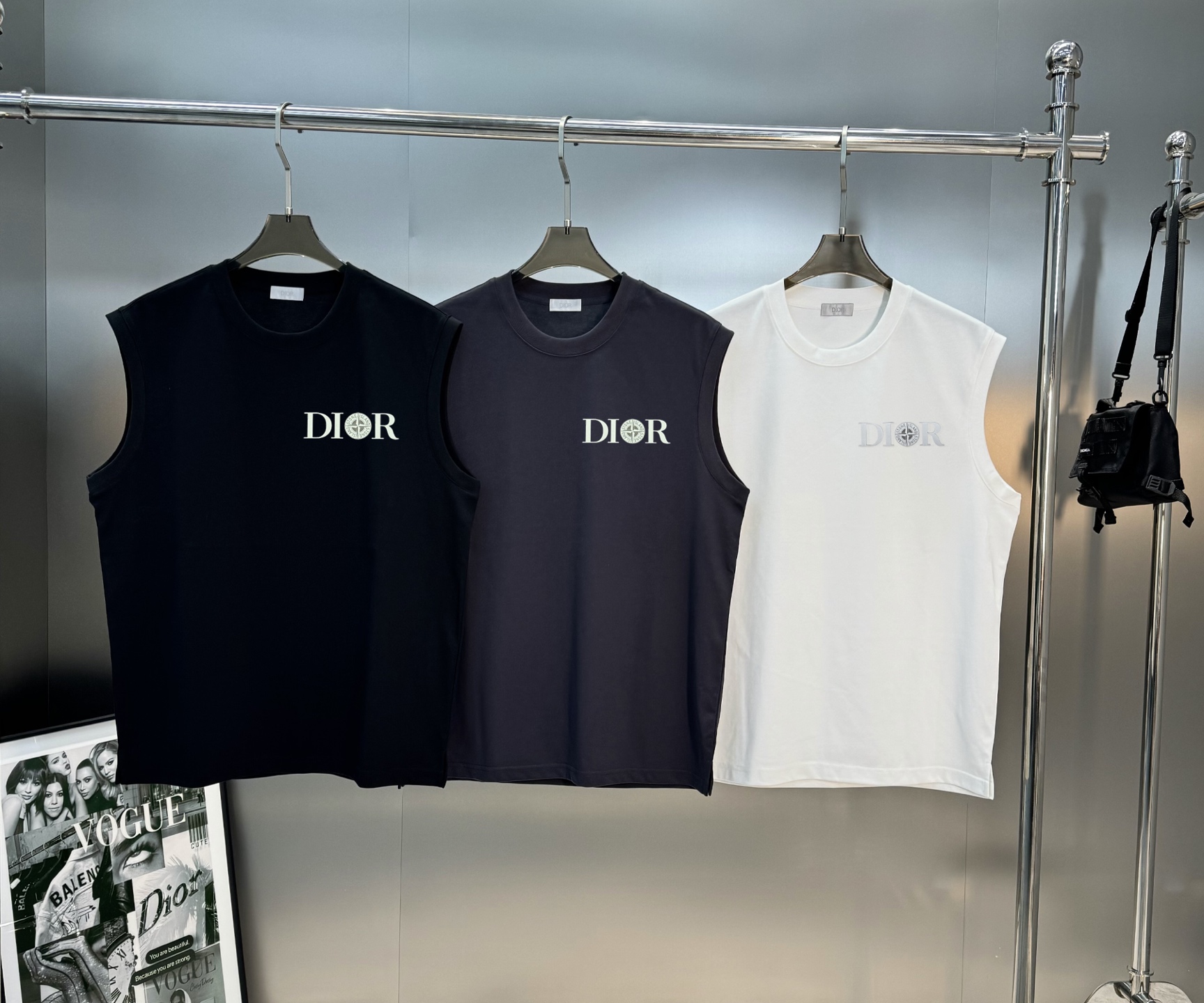 NO:162107,Dio*r 25s spring and summer vest 240g ice cotton cloth, woven technology, more textured than ordinary fabrics... A classic label drawn by the DIOR joint stone island letter shape on the chest, the upper body is loose and comfortable, not bloated and tight. The same style of sweet potatoes is recommended!  !  !  !  Color black, white, gray, S-3XL micro-expanded version (175/145 jin recommended L), dior, dior, alexander wang19860909Dio*r迪奥25s春夏背心240g冰棉布制成,机织技术,相比于普通面料更加富有质感......胸口DIOR联名石头岛字母造型绘制而成的经典标签,上身宽松舒适不显臃肿与紧绷 红薯同款推荐！！！！颜色黑色.白色.灰色.码数S-3XL微扩版型（175/145斤建议L）,,dior,dior,alexander wang,Men's clothing