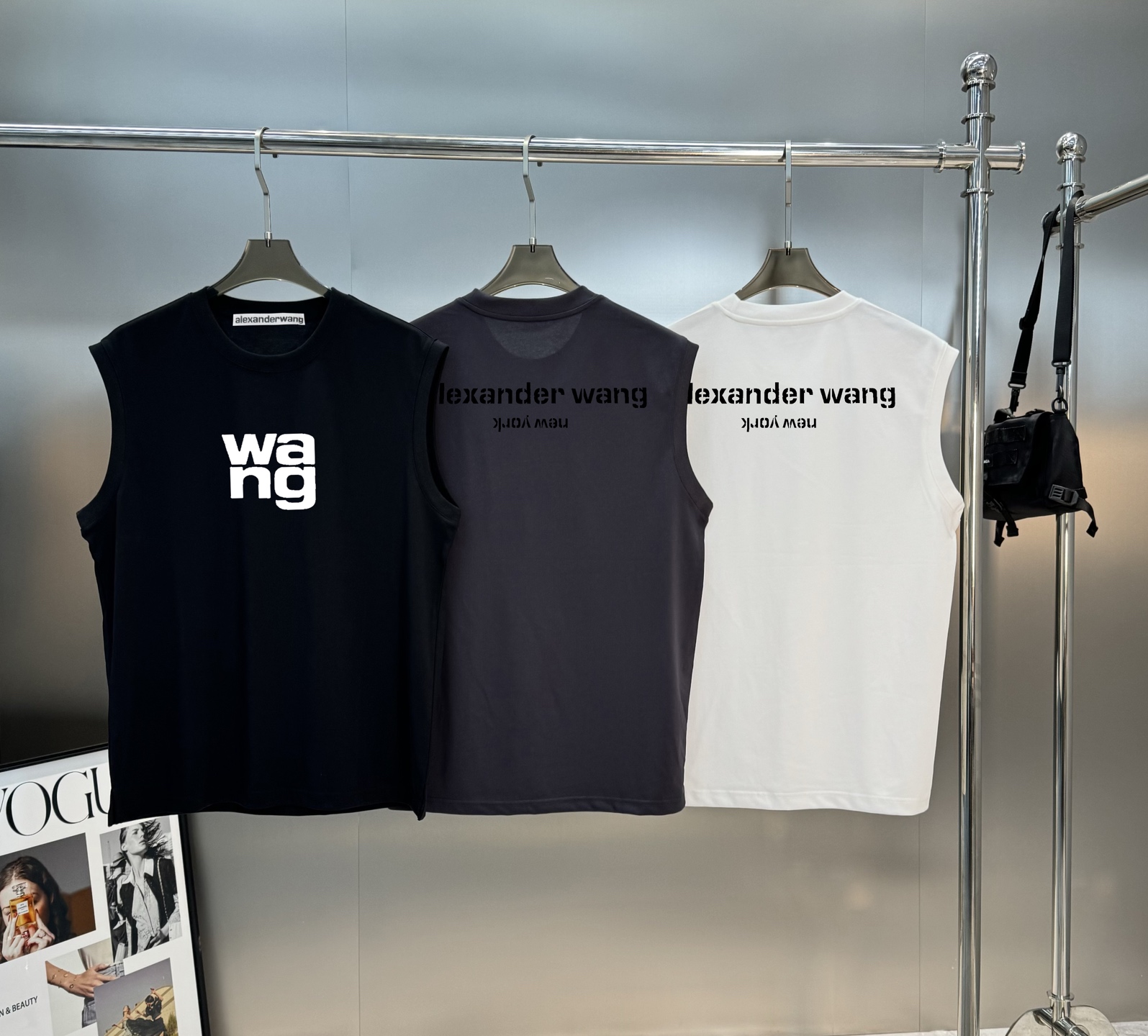 NO:162105,Wang*Alexander-Dawang 25s new ice cotton vest recommendation-240g ice cotton fabric. You will definitely buy it back!  !  !  The fabric is comfortable and has an extremely skin-friendly and breathable wearing experience. The brand letters on the chest and back are cleverly combined, and are worth recommending!  High-temperature hot painting craftsmanship. Rich in colors. Must-have for trendy people!  Color black, white, gray, S-3XL micro-expanded version!  (175/145 jin recommended L), alexander wang, alexander wang19860909Wang*亚历山-大王25s新款冰棉背心精品推荐-240g冰棉面料.入手必定回购！！！面料舒适有着极致亲肤透气的穿着体验.胸口及后背品牌字母巧妙结合,值得推荐！高温烫画工艺.色彩丰富.潮人必备！颜色黑色.白色.灰色.码数S-3XL微扩版型！（175/145斤建议L）,,alexander wang,alexander wang,Men's clothing