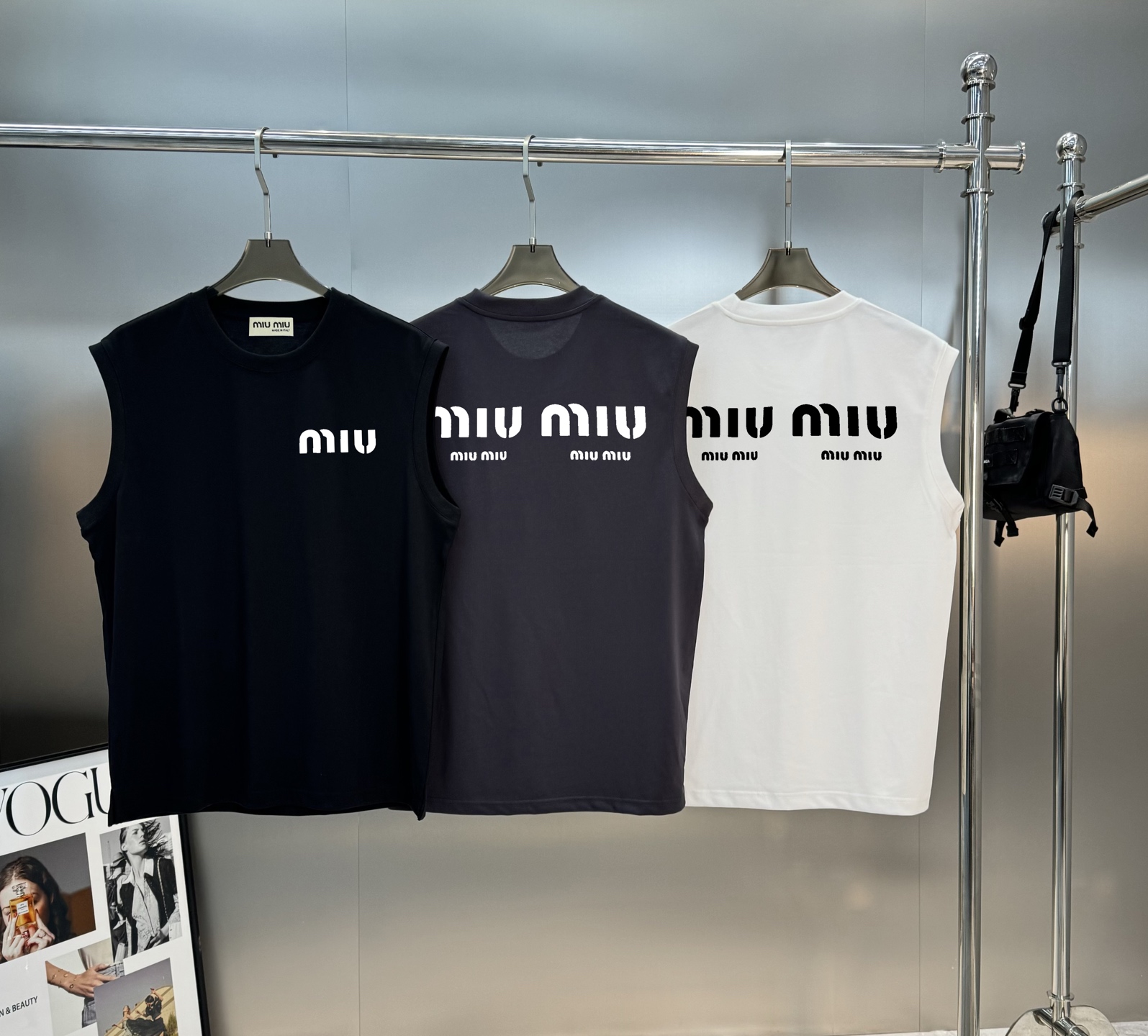 NO:162103,Miumiu25s spring and summer new ice cotton vest continues to heat up this year. Must-plate series!  It uses 240g ice cotton fabric, with a high-end feel that is visible in details!  !  The fabric is cool and comfortable, soft and skin-friendly. It is recommended to buy it!  !  Color black, gray, white, S-3XL micro-expanded version!  (175/145 jin recommended L), miumiu, alexander wang19860909Miumiu25s春夏新款冰棉背心今年的持续升温的品牌款式.必须盘的系列！采用240g冰棉面料,细节可见的高级感！！面料冰爽舒适.柔软亲肤.推荐入手！！颜色黑色.灰色.白色.码数S-3XL微扩版型！（175/145斤建议L）,,miumiu,alexander wang,Men's clothing