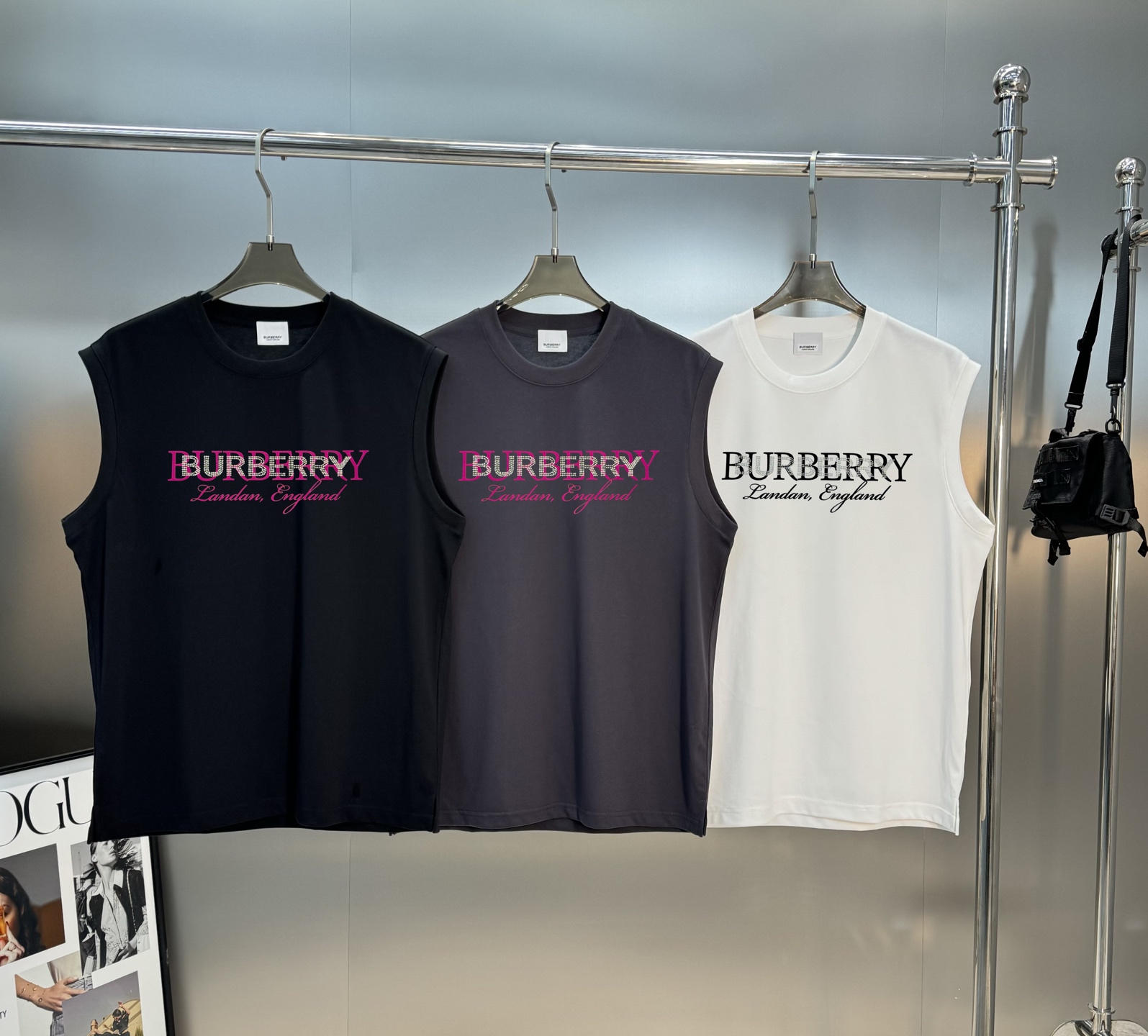 NO:162112,BBR*Ba*li 25S Spring and Summer New Ice Cotton Vest Boob Label B Family Classic Letters. Layered Hot Painting and Hot Diamond Technology Excellent Products!  !  Must-disk series!  It uses customer-supplied 240g ice cotton fabric, with a high-end feel that is visible in details!  !  Very delicate, definitely not bragging, it is very comfortable to wear. The cool texture of the fabric is good to stir-fried chicken!  !  The overall multi-color adds a bit of honor to the original basic colors. It goes straight to the theme, and is recommended to buy it!  !  S-3XL micro-expanded version!  (175/jin recommended L), alexander wang19860909BBR*巴*莉25S春夏新款冰棉背心胸前标签B家经典字母.层叠烫画加烫钻工艺优等货品！！必须盘的系列！采用客供240g冰棉面料,细节可见的高级感！！非常的细腻,绝对不是吹嘘,穿着舒适性强.面料的凉爽感炒鸡好！！多色整体让原本基础的颜色增添几分尊贵 直入主题,推荐入手！！码数S-3XL微扩版型！（175/斤建议L）,,alexander wang,Men's clothing