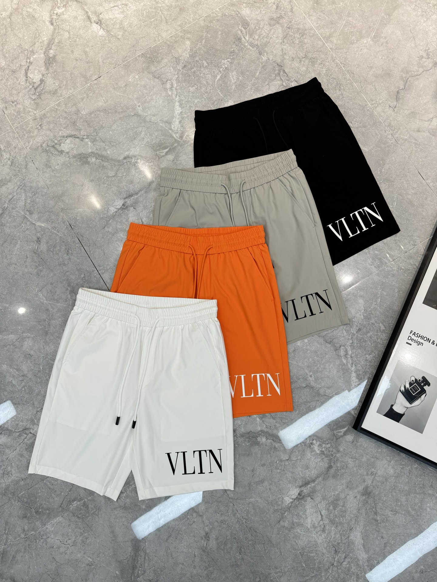 NO:522879,Valentino 25s five-point shorts!  The new letter ALTN logo is simple and high-end, clean and neat, fashionable and trendy. High-density ice-like and light fabric on all sides. The upper body is unrestrained, comfortable and breathable. The same style as men and women!  The colors are black, white, orange, gray, and three are in line!  Code number M-3XL/29-36 (4XL can be customized)/140 jin recommended L, valentino, valentino, shorts, alexander wang19860909华伦天奴（Valentino）25s五分短裤！新款字母ALTN标识.简单高级.干净利索.时尚潮流.高密冰感四面弹轻薄面料.上身无束缚感,舒适透气.男女同款！颜色黑色.白色.橘色.灰色.三标齐！码数 M-3XL/29-36（4XL可订做）/140斤建议L,,valentino,valentino,shorts,alexander wang,Men's clothing