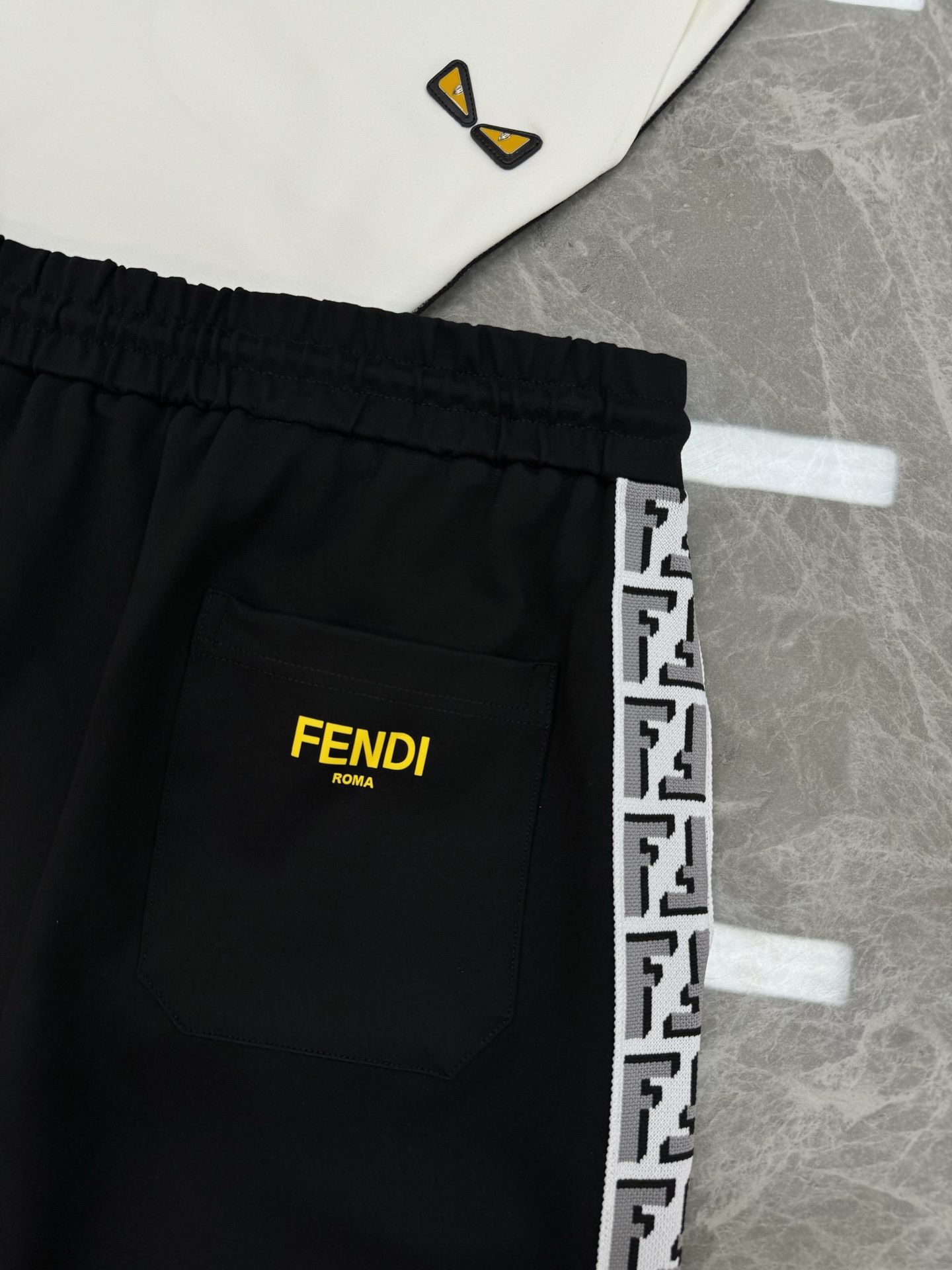 短袖 短裤
FEND*芬-迪25s新款夏季休闲五分短裤.男女同款！经典小怪兽眼睛皮牌设计.新款FF织带简