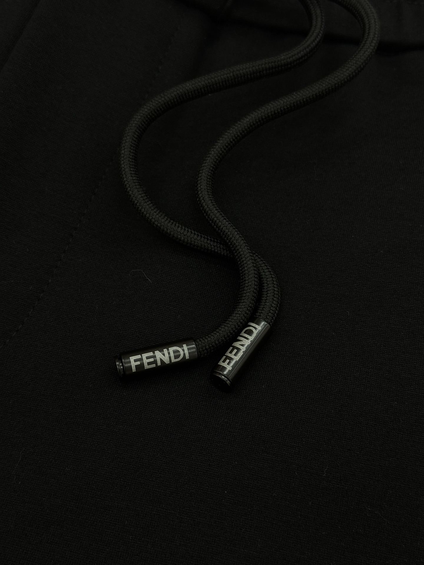 短袖 短裤
FEND*芬-迪25s新款夏季休闲五分短裤.男女同款！经典小怪兽眼睛皮牌设计.新款FF织带简