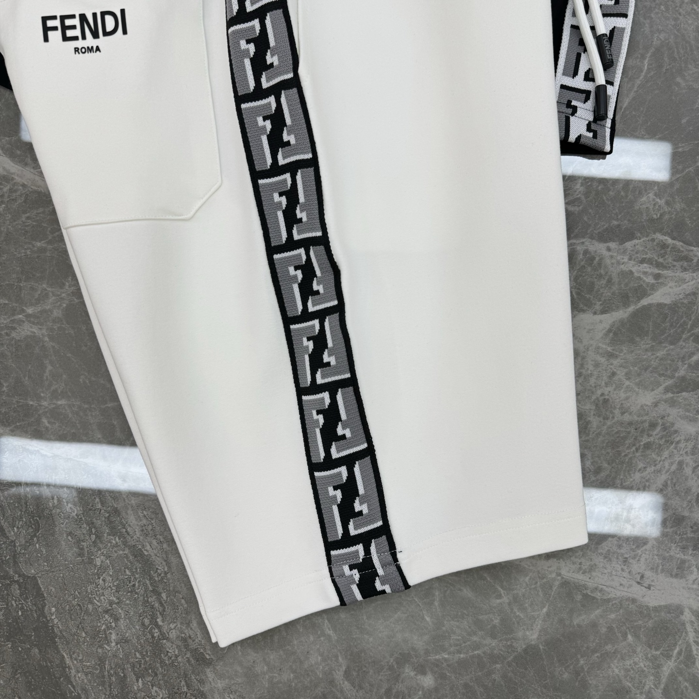 短袖 短裤
FEND*芬-迪25s新款夏季休闲五分短裤.男女同款！经典小怪兽眼睛皮牌设计.新款FF织带简