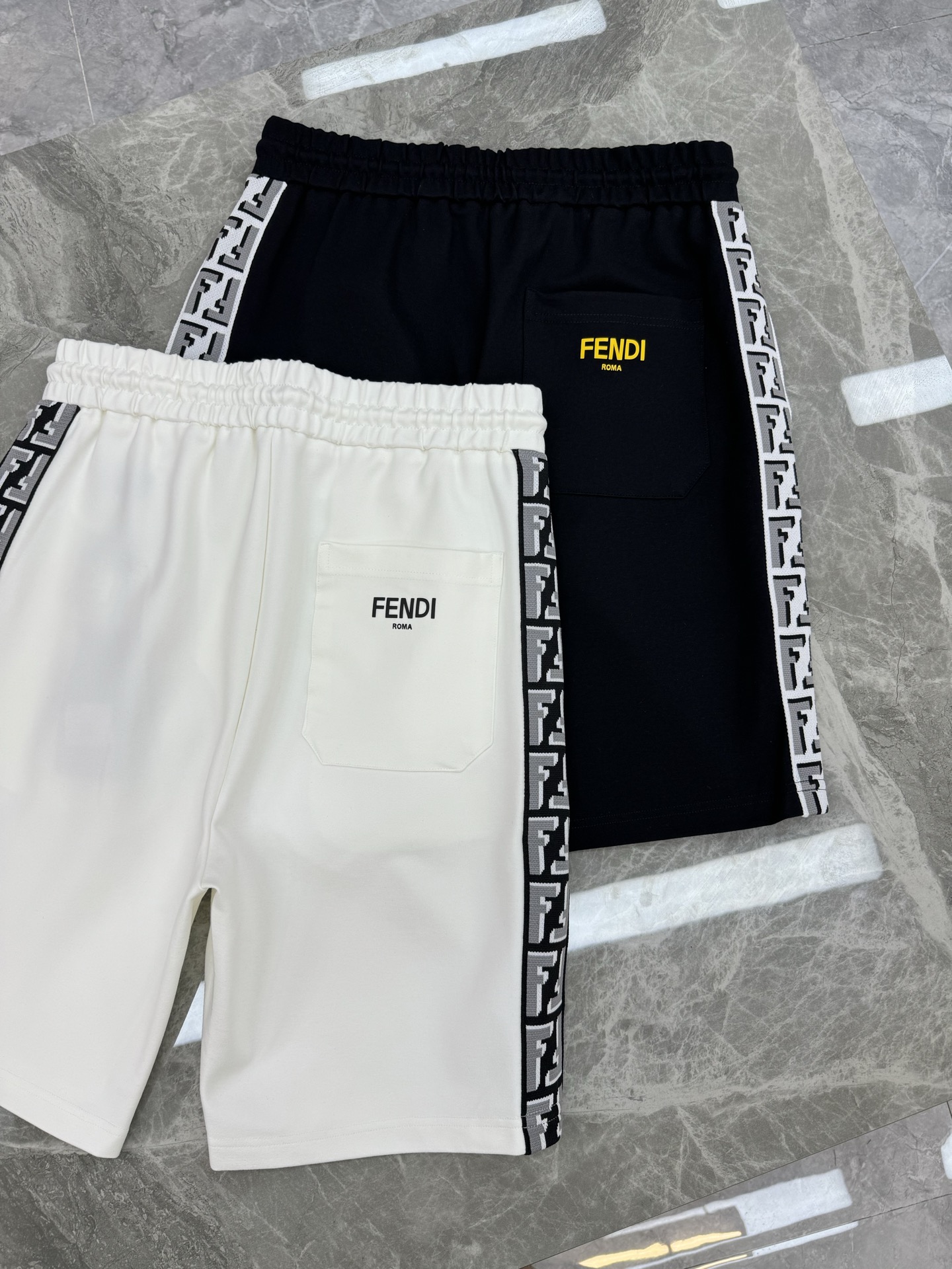 短袖 短裤
FEND*芬-迪25s新款夏季休闲五分短裤.男女同款！经典小怪兽眼睛皮牌设计.新款FF织带简