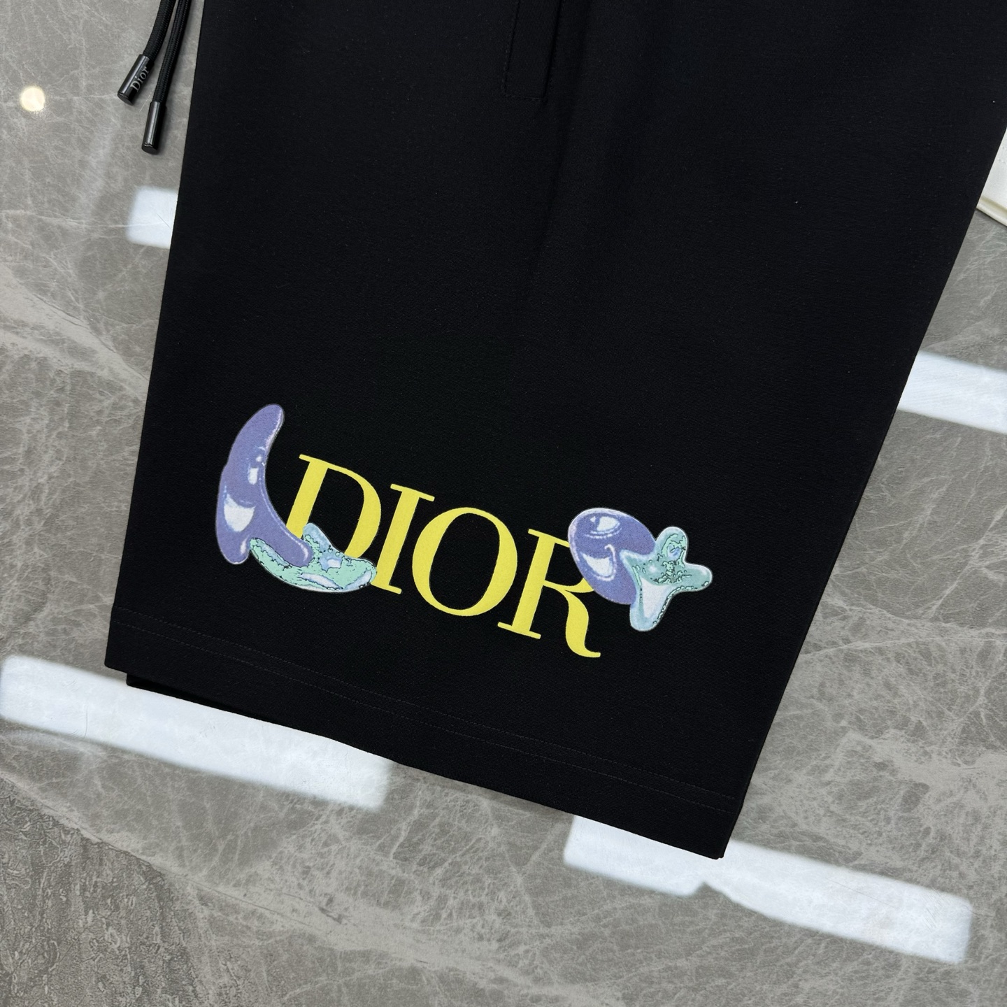 短袖 短裤
Dio*r迪-奥25s新款五分短裤.两侧无缝工艺.经典多色彩字母层叠烫画设计.定制高端锦棉面