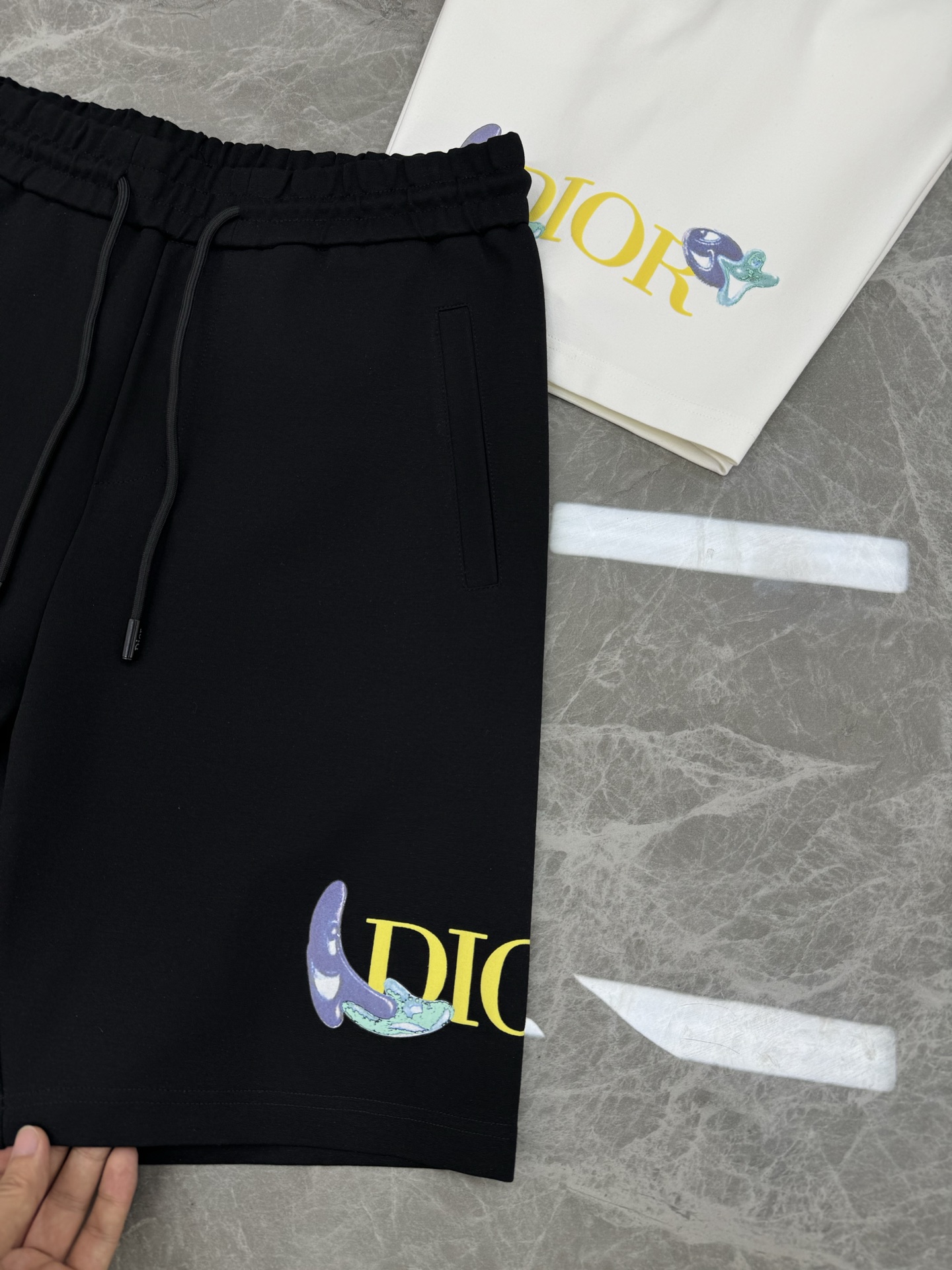 短袖 短裤
Dio*r迪-奥25s新款五分短裤.两侧无缝工艺.经典多色彩字母层叠烫画设计.定制高端锦棉面
