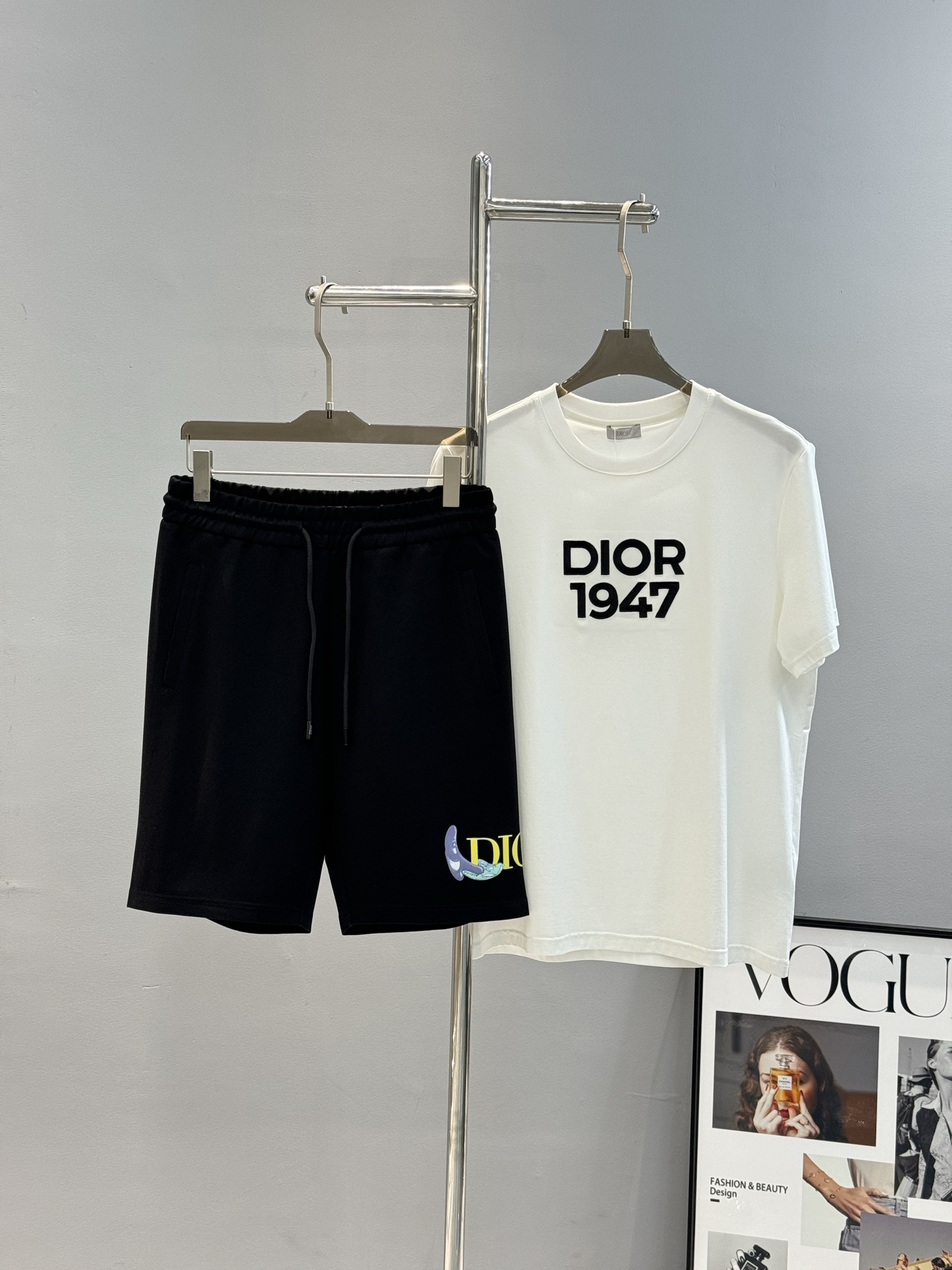 短袖 短裤
Dio*r迪-奥25s新款五分短裤.两侧无缝工艺.经典多色彩字母层叠烫画设计.定制高端锦棉面