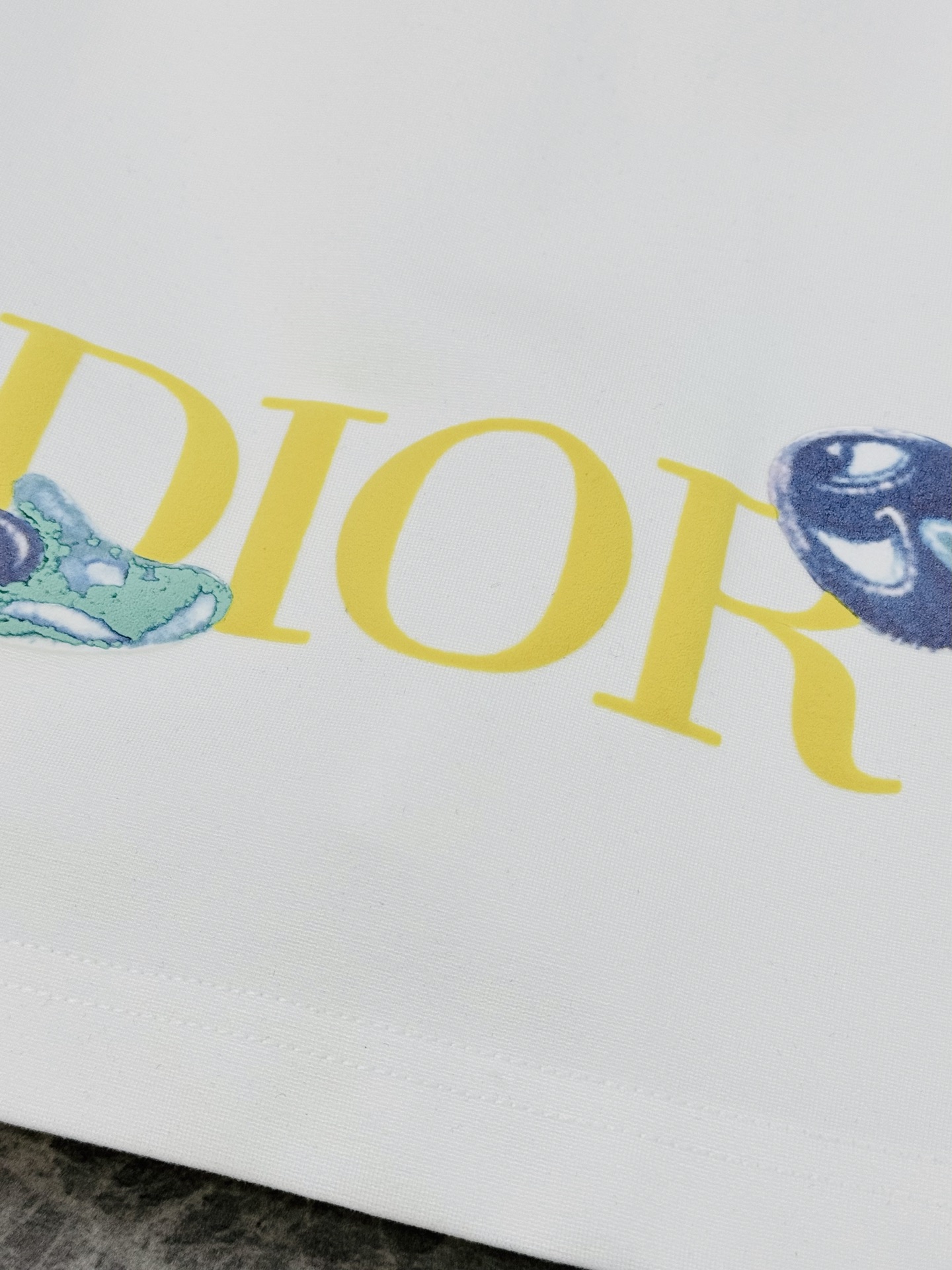 短袖 短裤
Dio*r迪-奥25s新款五分短裤.两侧无缝工艺.经典多色彩字母层叠烫画设计.定制高端锦棉面