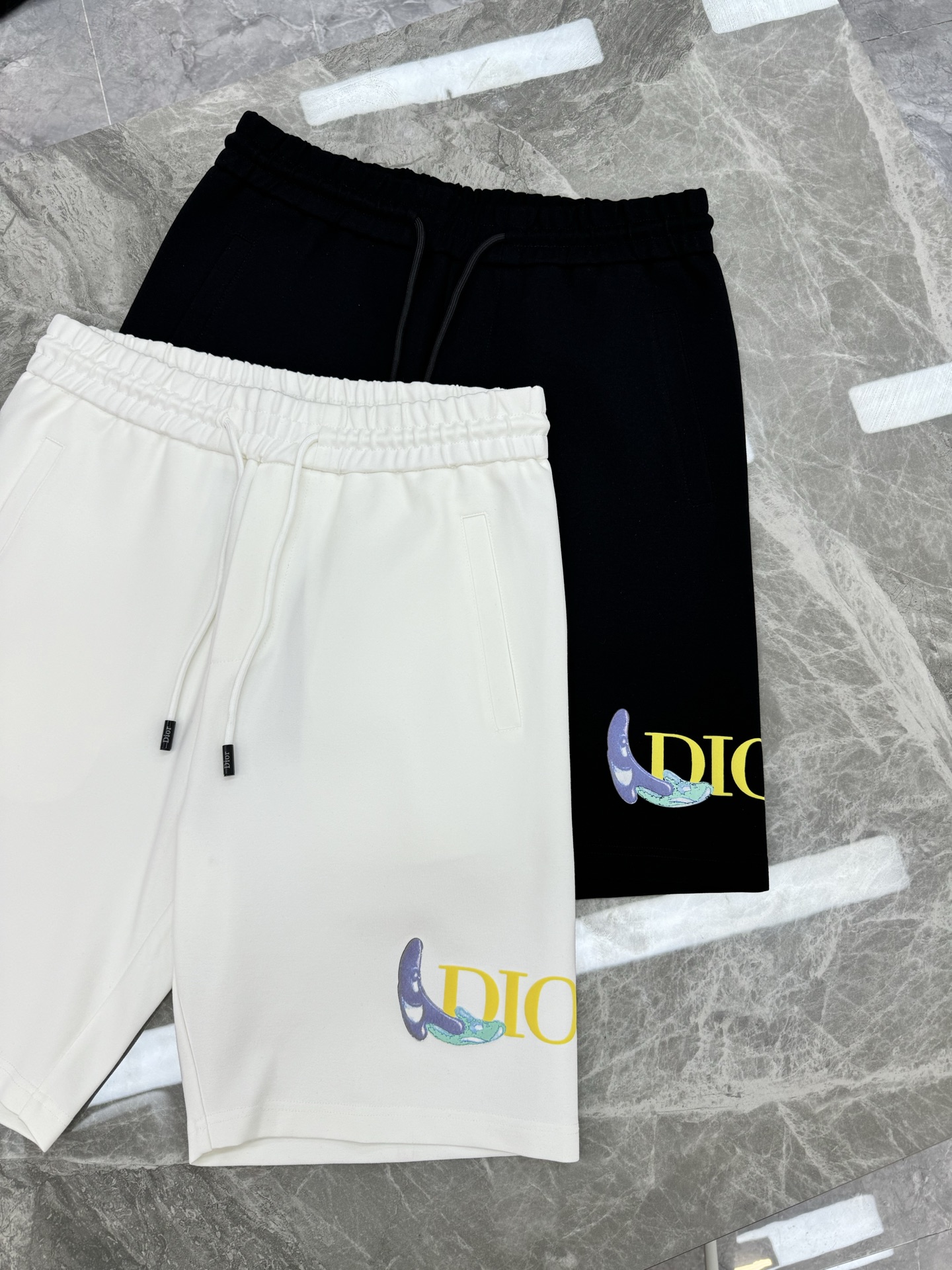 短袖 短裤
Dio*r迪-奥25s新款五分短裤.两侧无缝工艺.经典多色彩字母层叠烫画设计.定制高端锦棉面
