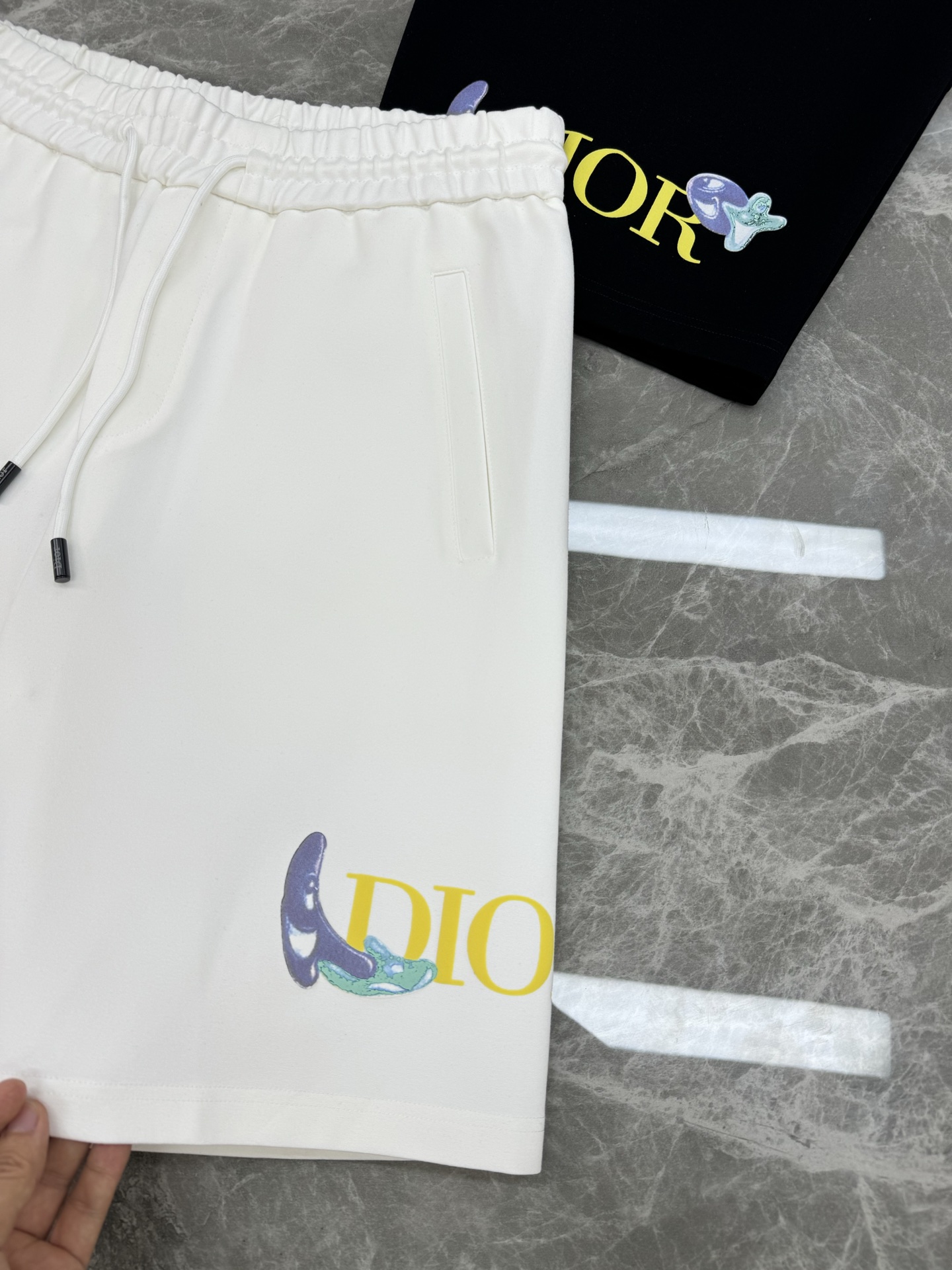 短袖 短裤
Dio*r迪-奥25s新款五分短裤.两侧无缝工艺.经典多色彩字母层叠烫画设计.定制高端锦棉面