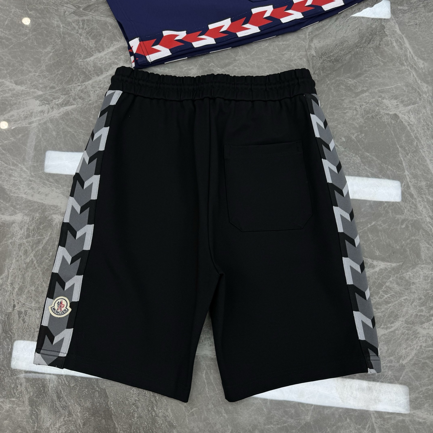 
Moncle*r蒙口25s潮牌五分短裤.超高品”2025新款运动套装.男女同款！休闲运动风格.经典大牌