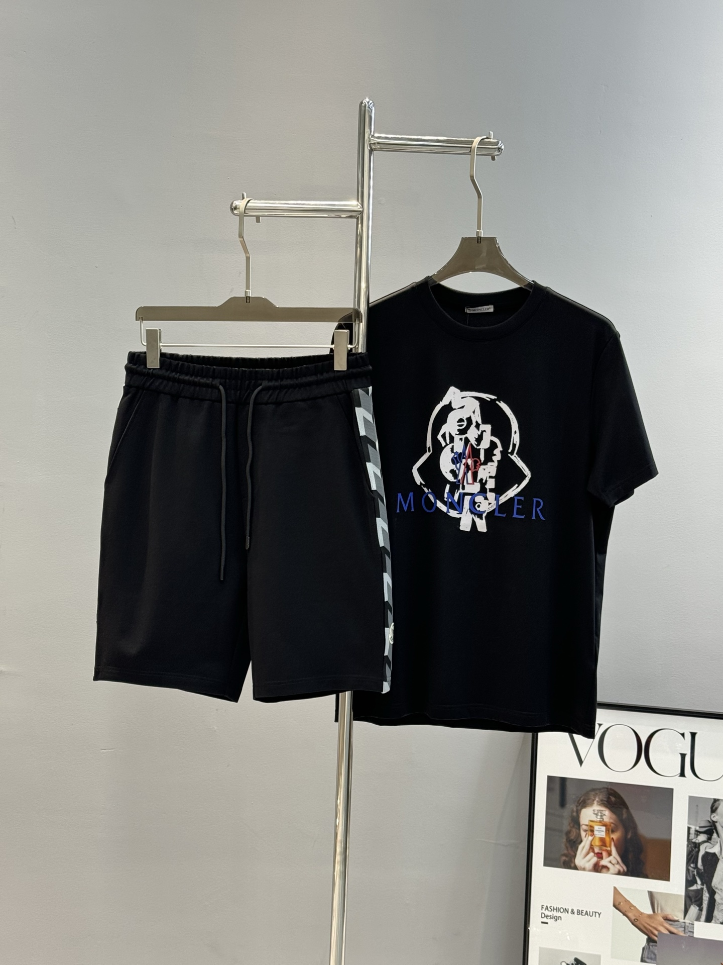 
Moncle*r蒙口25s潮牌五分短裤.超高品”2025新款运动套装.男女同款！休闲运动风格.经典大牌