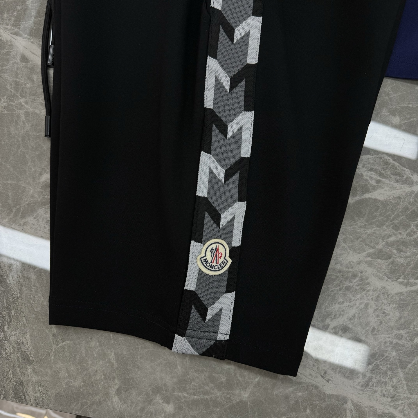 
Moncle*r蒙口25s潮牌五分短裤.超高品”2025新款运动套装.男女同款！休闲运动风格.经典大牌