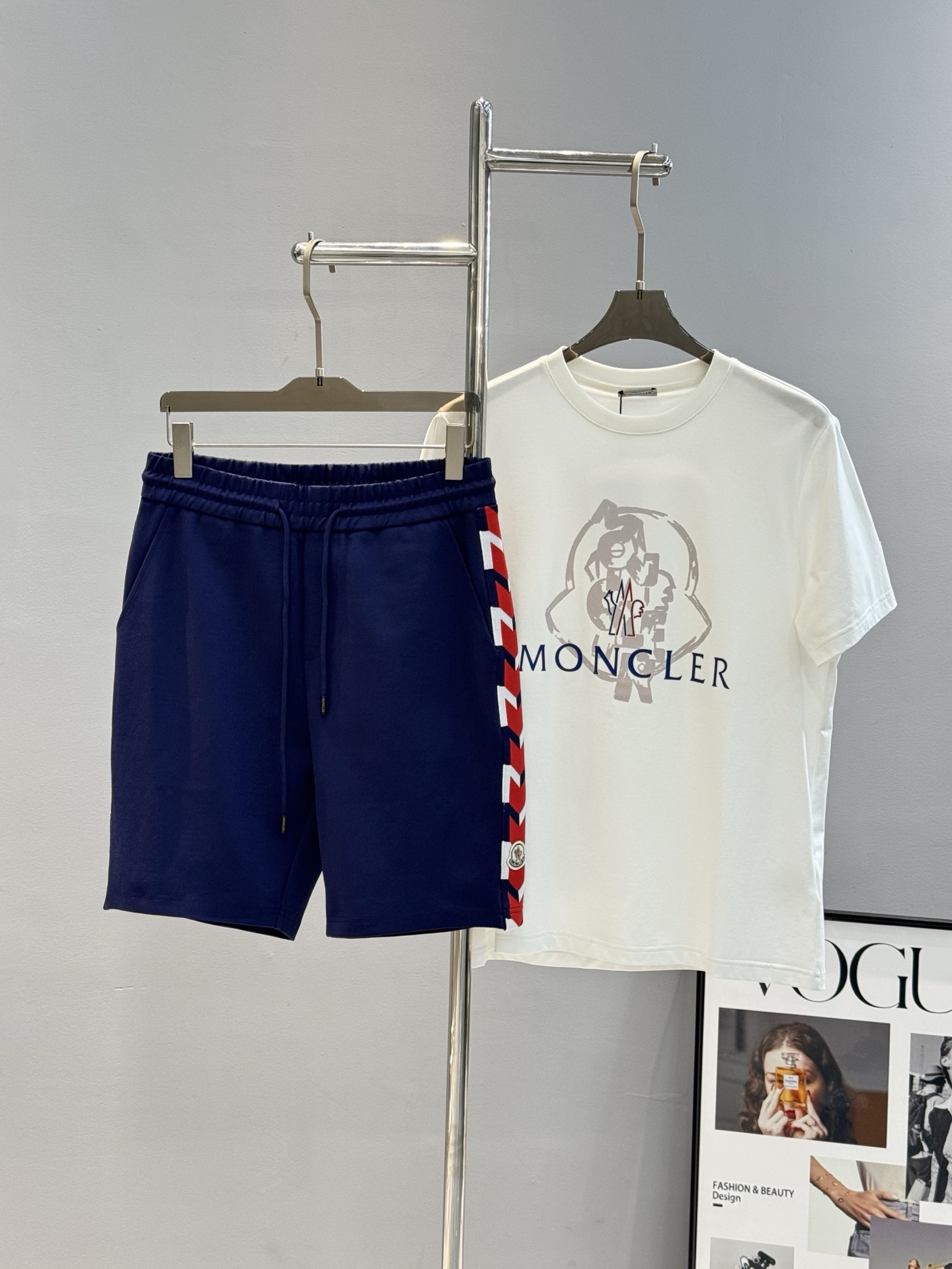 
Moncle*r蒙口25s潮牌五分短裤.超高品”2025新款运动套装.男女同款！休闲运动风格.经典大牌
