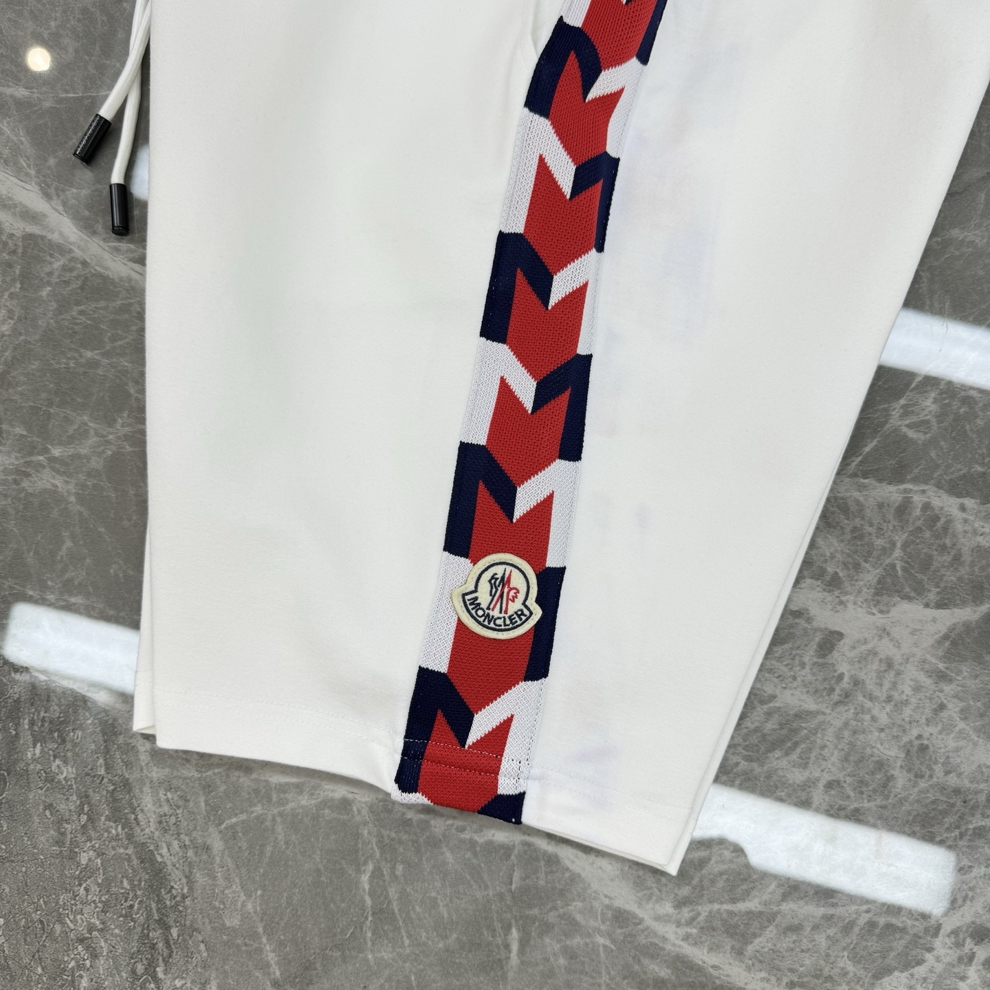 
Moncle*r蒙口25s潮牌五分短裤.超高品”2025新款运动套装.男女同款！休闲运动风格.经典大牌
